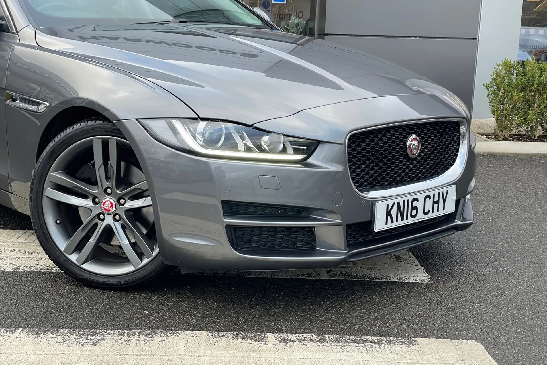 Jaguar XE thumbnail image number 28