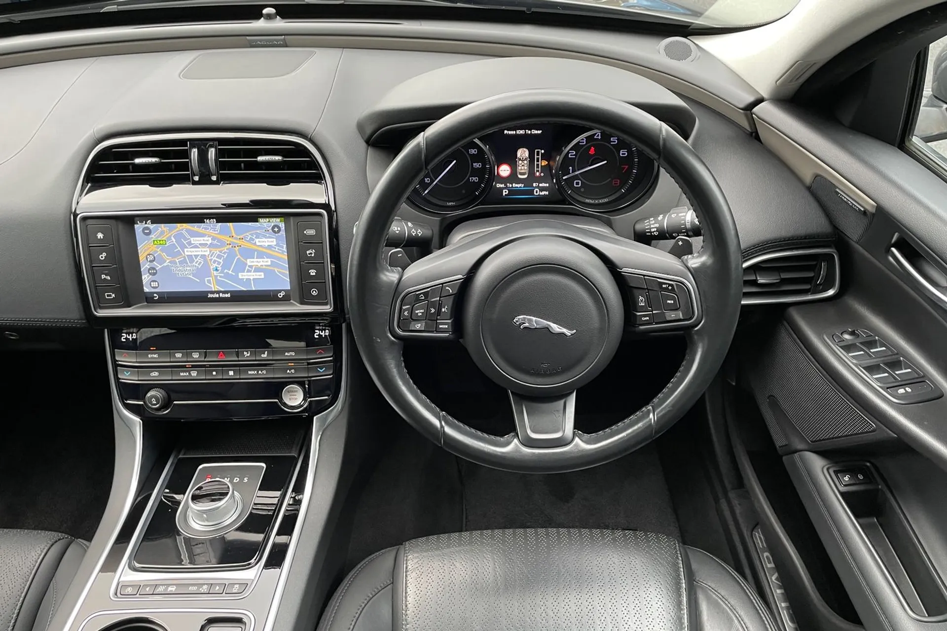 Jaguar XE thumbnail image number 12