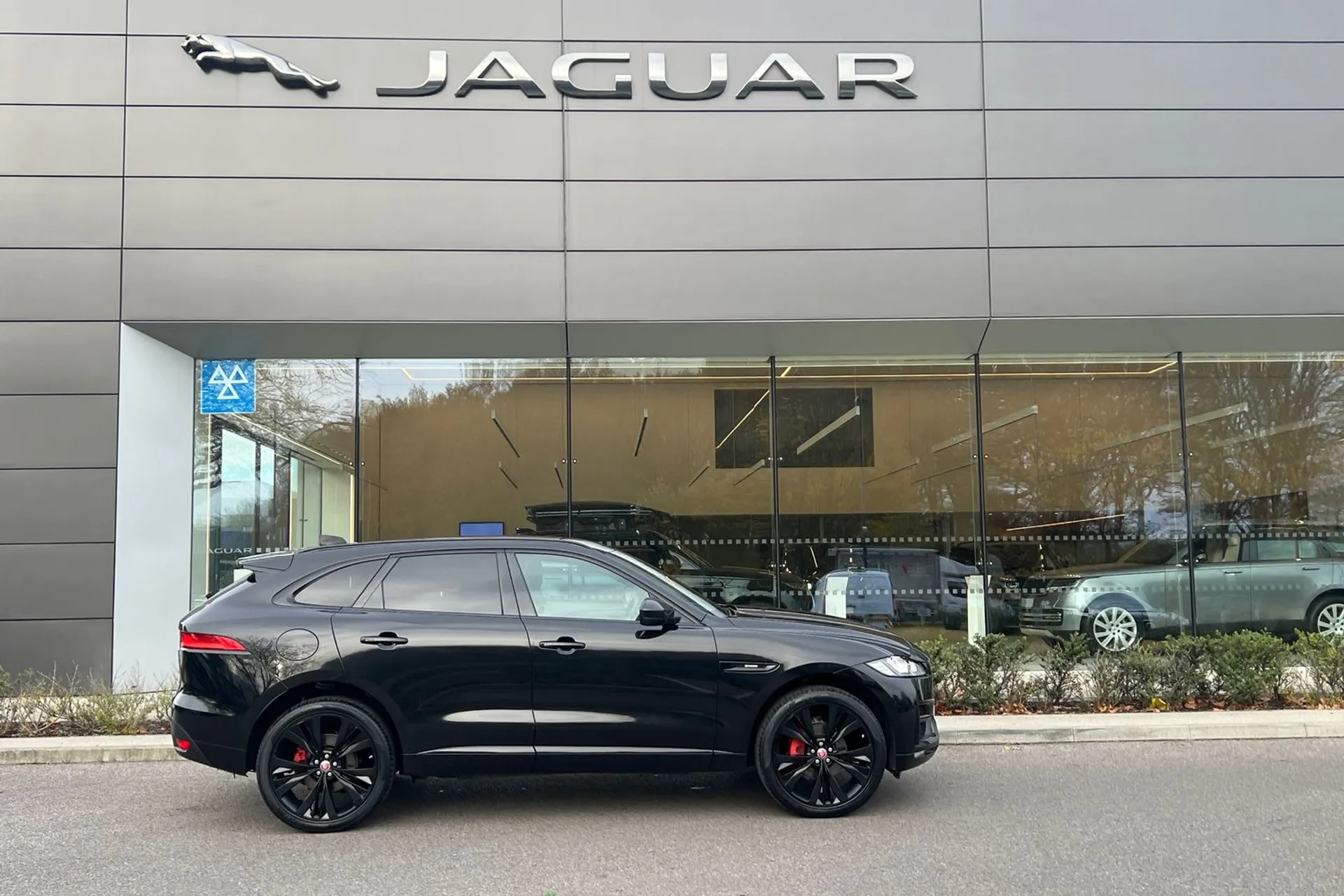 Jaguar F-PACE thumbnail image number 2