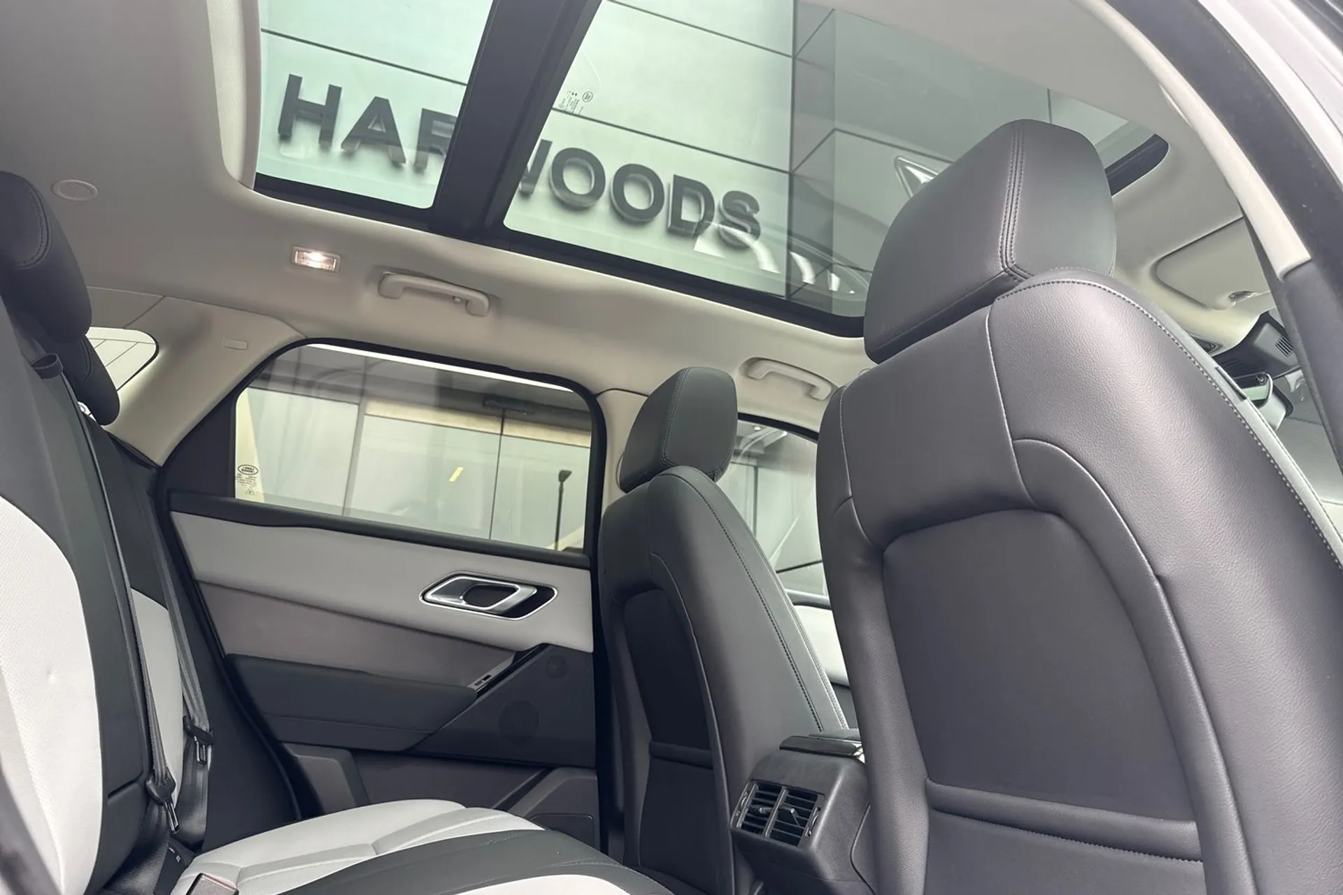 LAND ROVER RANGE ROVER VELAR thumbnail image number 31