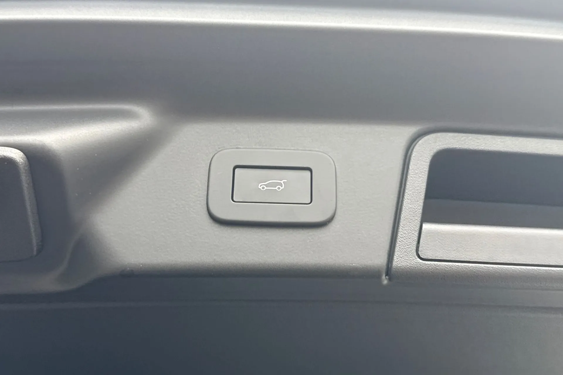 LAND ROVER RANGE ROVER VELAR thumbnail image number 36