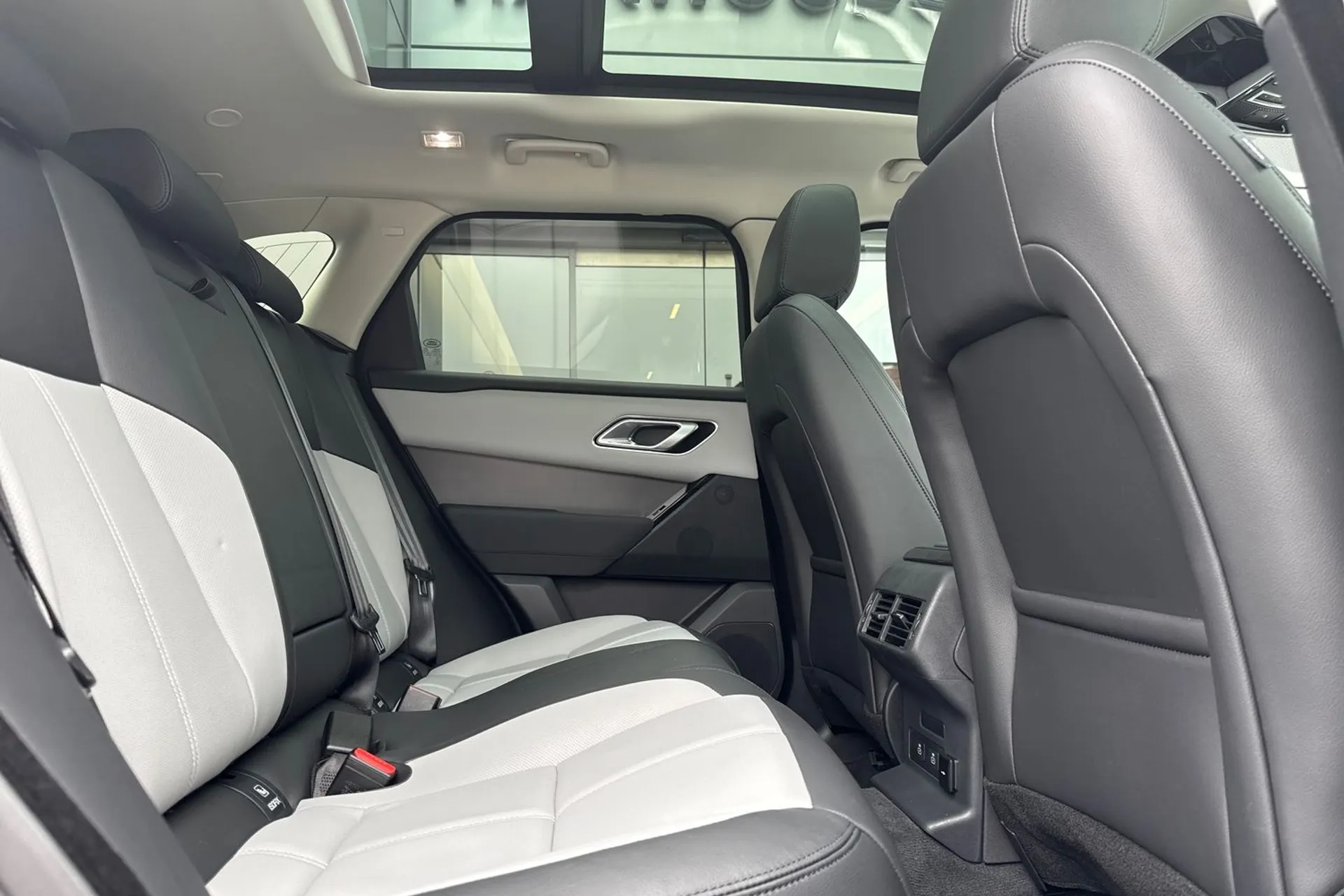 LAND ROVER RANGE ROVER VELAR thumbnail image number 30