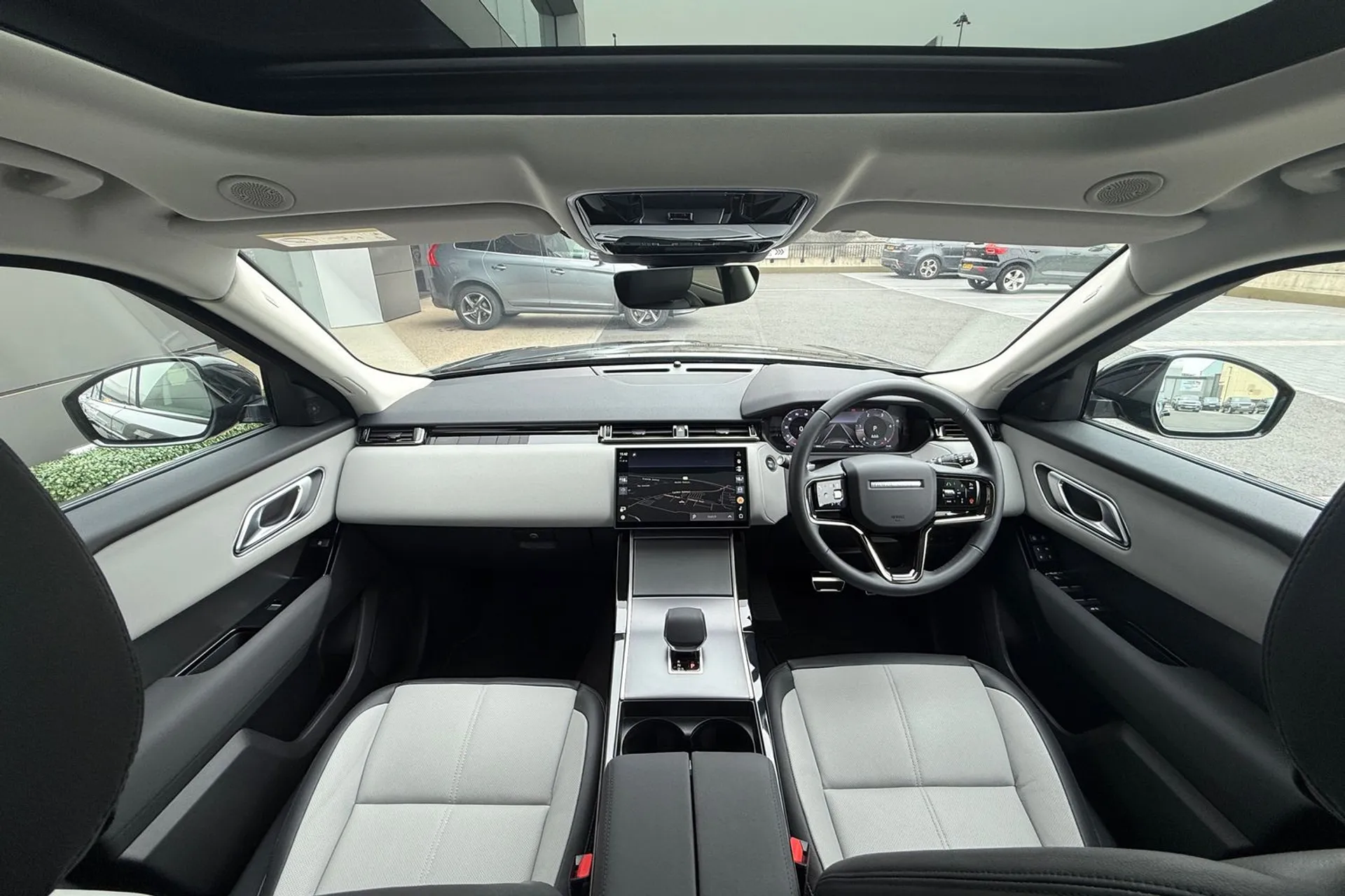 LAND ROVER RANGE ROVER VELAR thumbnail image number 3