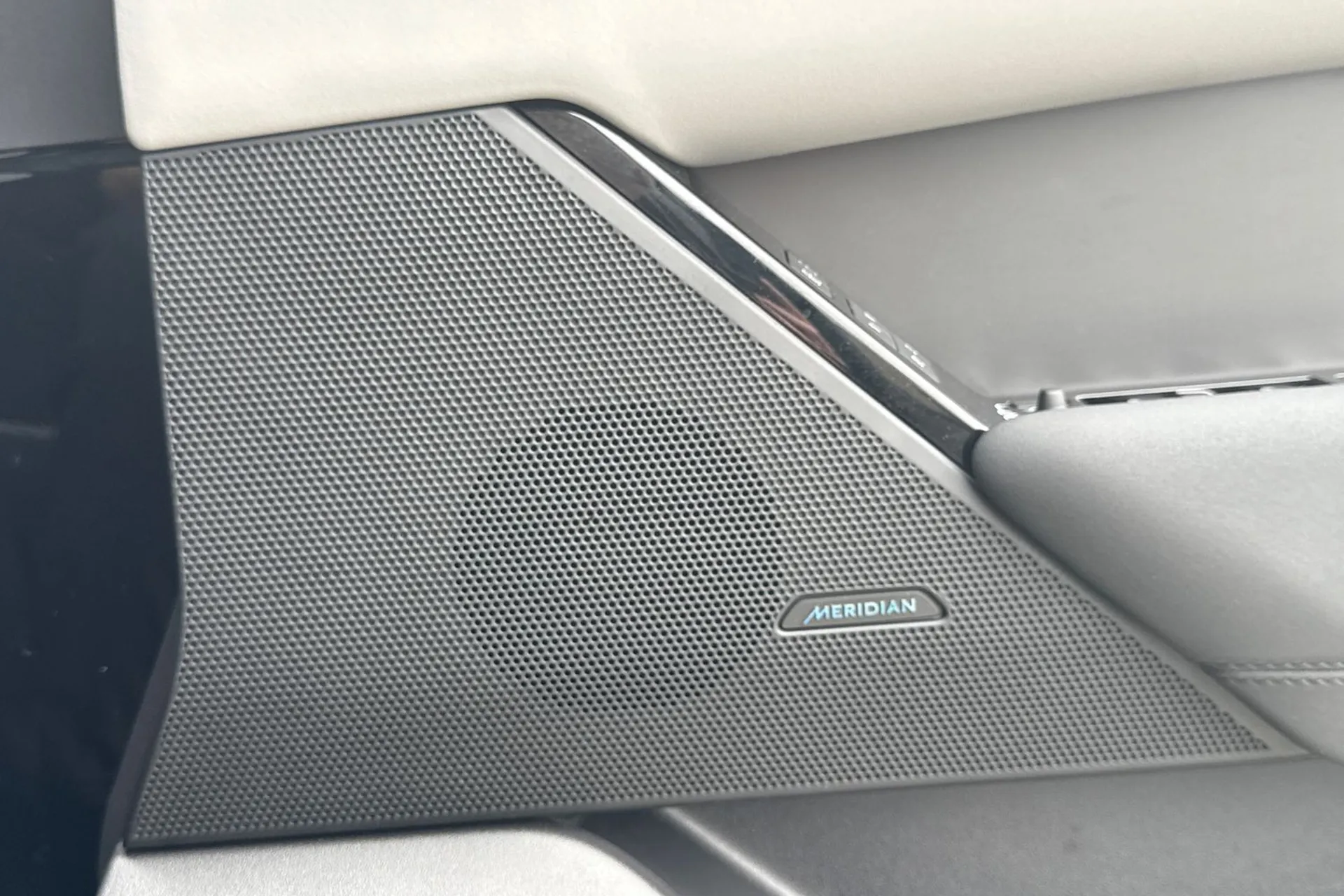 LAND ROVER RANGE ROVER VELAR thumbnail image number 22