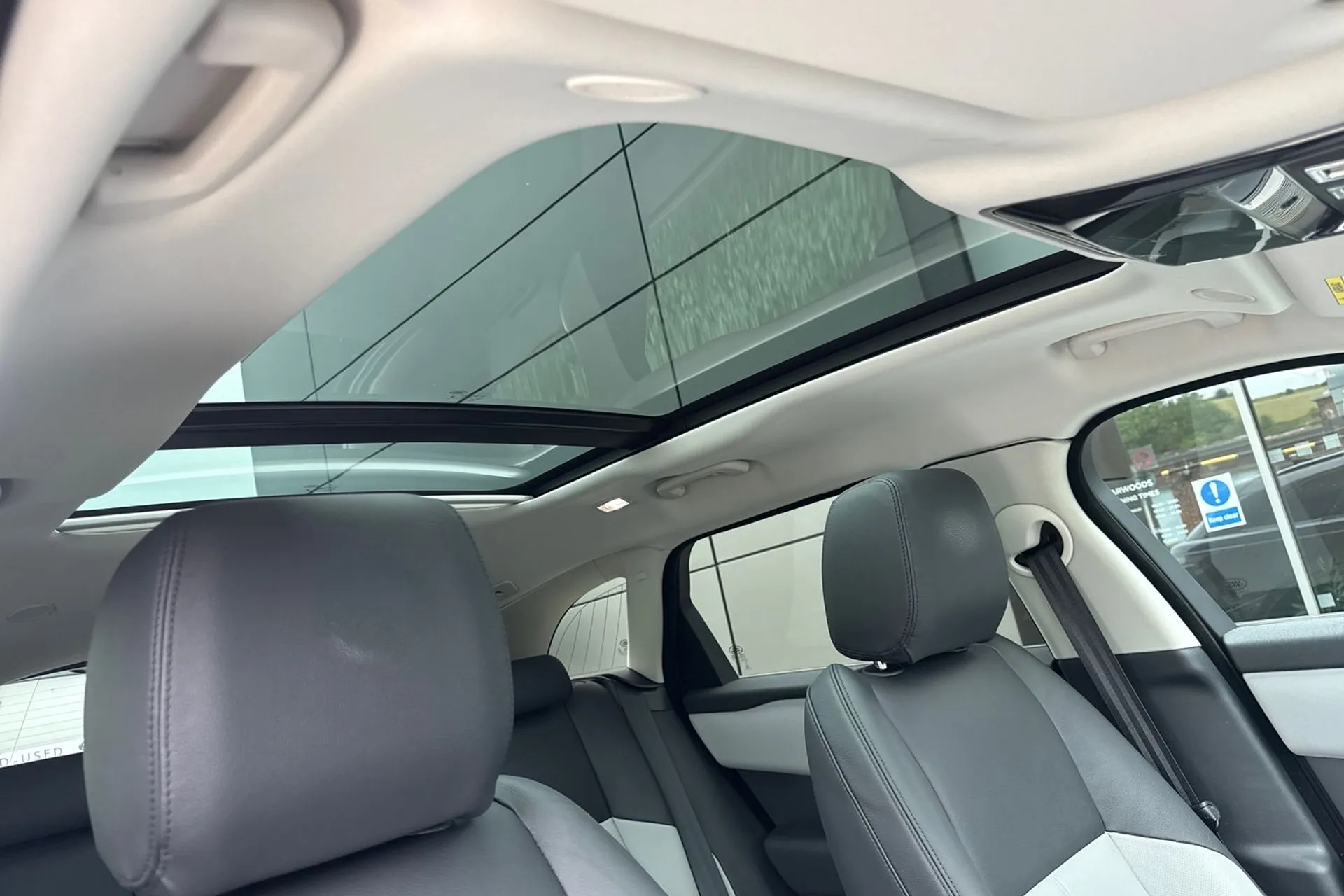 LAND ROVER RANGE ROVER VELAR thumbnail image number 9