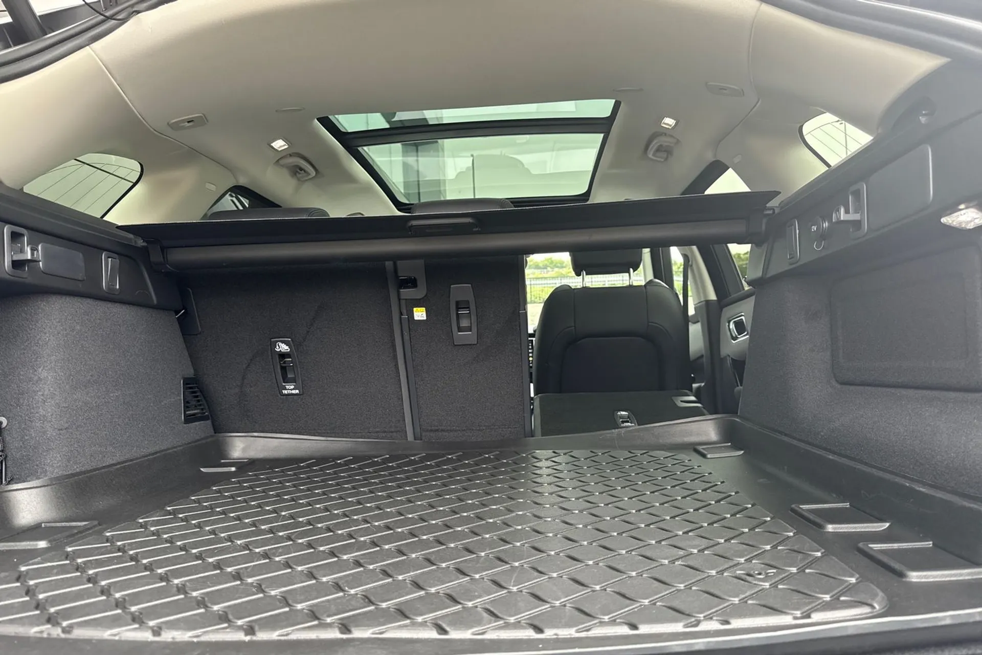 LAND ROVER RANGE ROVER VELAR thumbnail image number 37