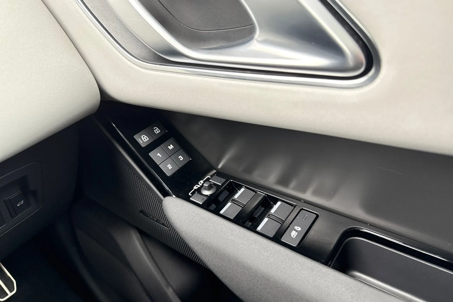 LAND ROVER RANGE ROVER VELAR thumbnail image number 21