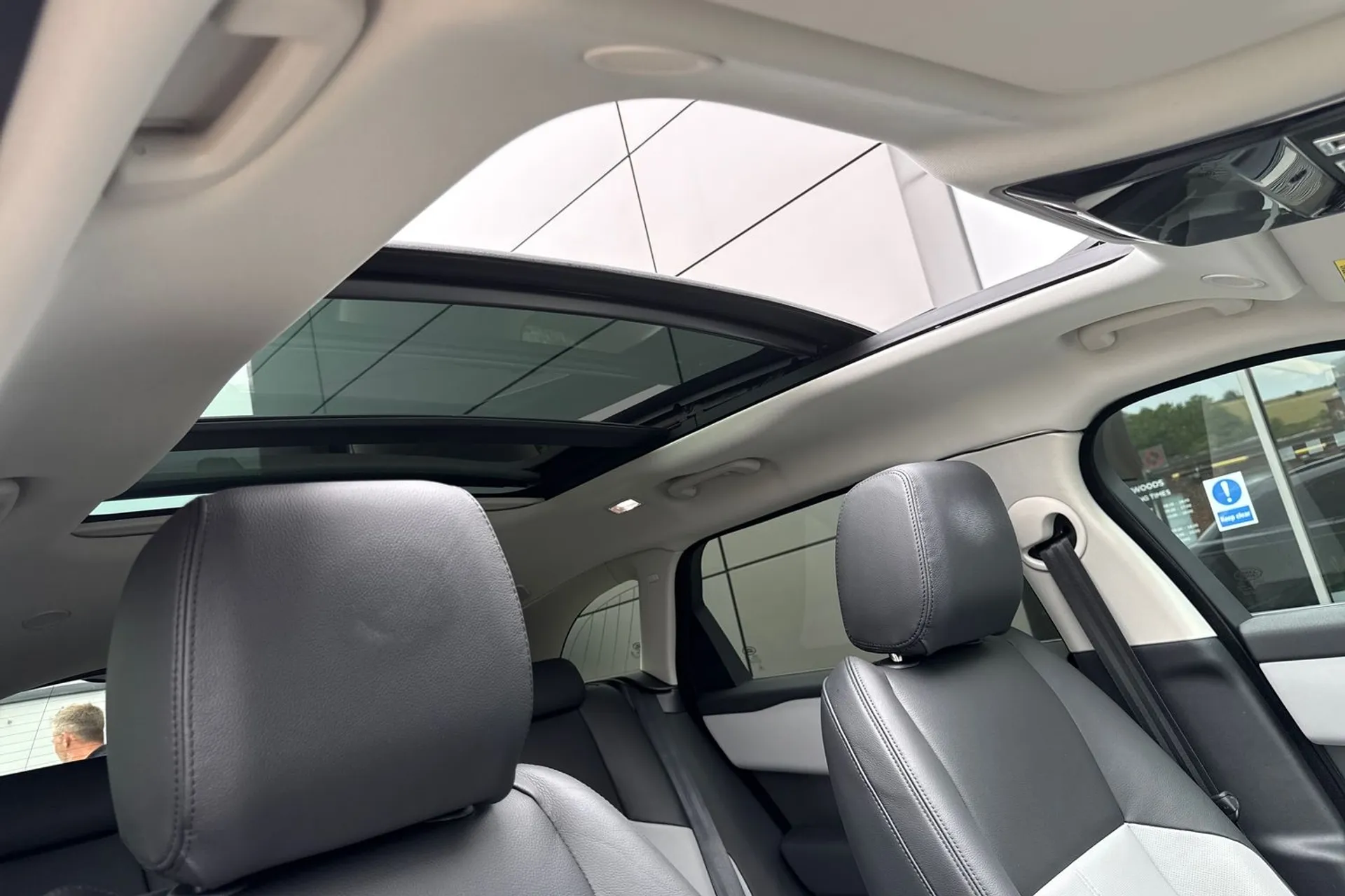 LAND ROVER RANGE ROVER VELAR thumbnail image number 10
