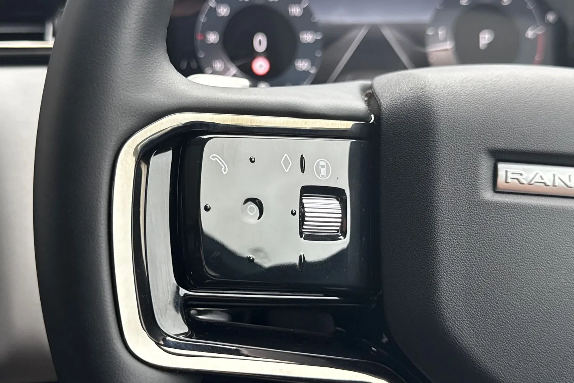 LAND ROVER RANGE ROVER VELAR thumbnail image number 52