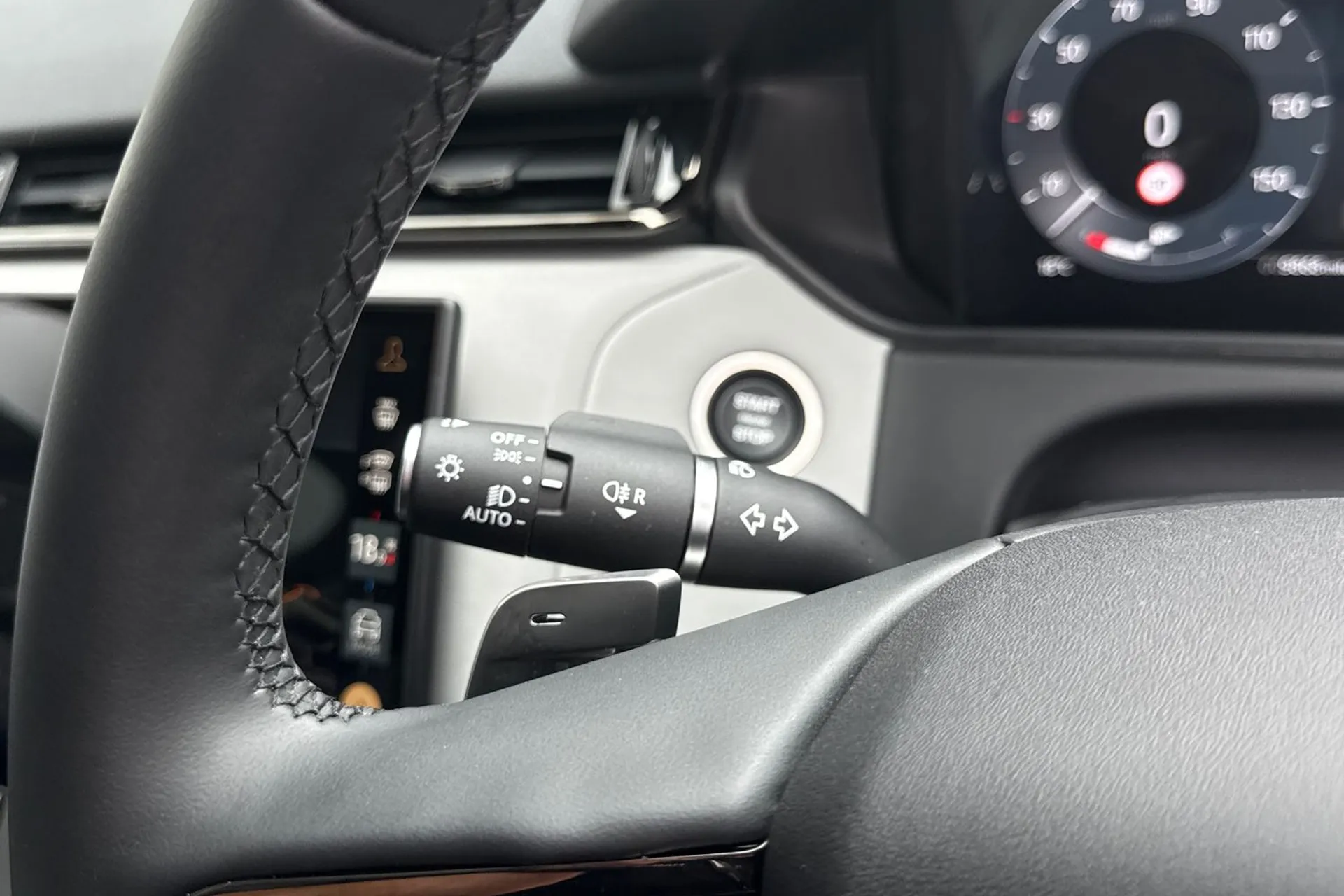 LAND ROVER RANGE ROVER VELAR thumbnail image number 56