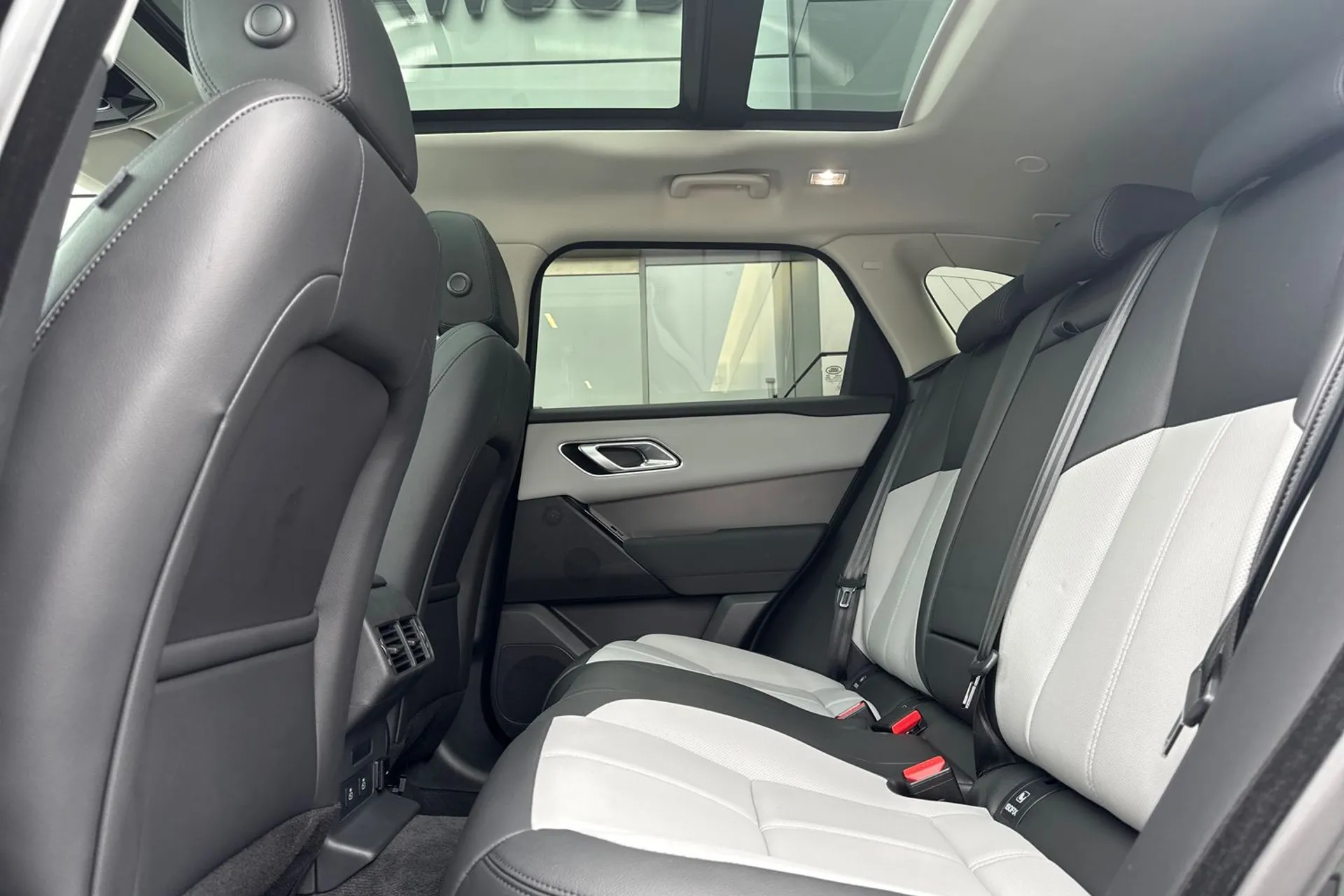 LAND ROVER RANGE ROVER VELAR thumbnail image number 43
