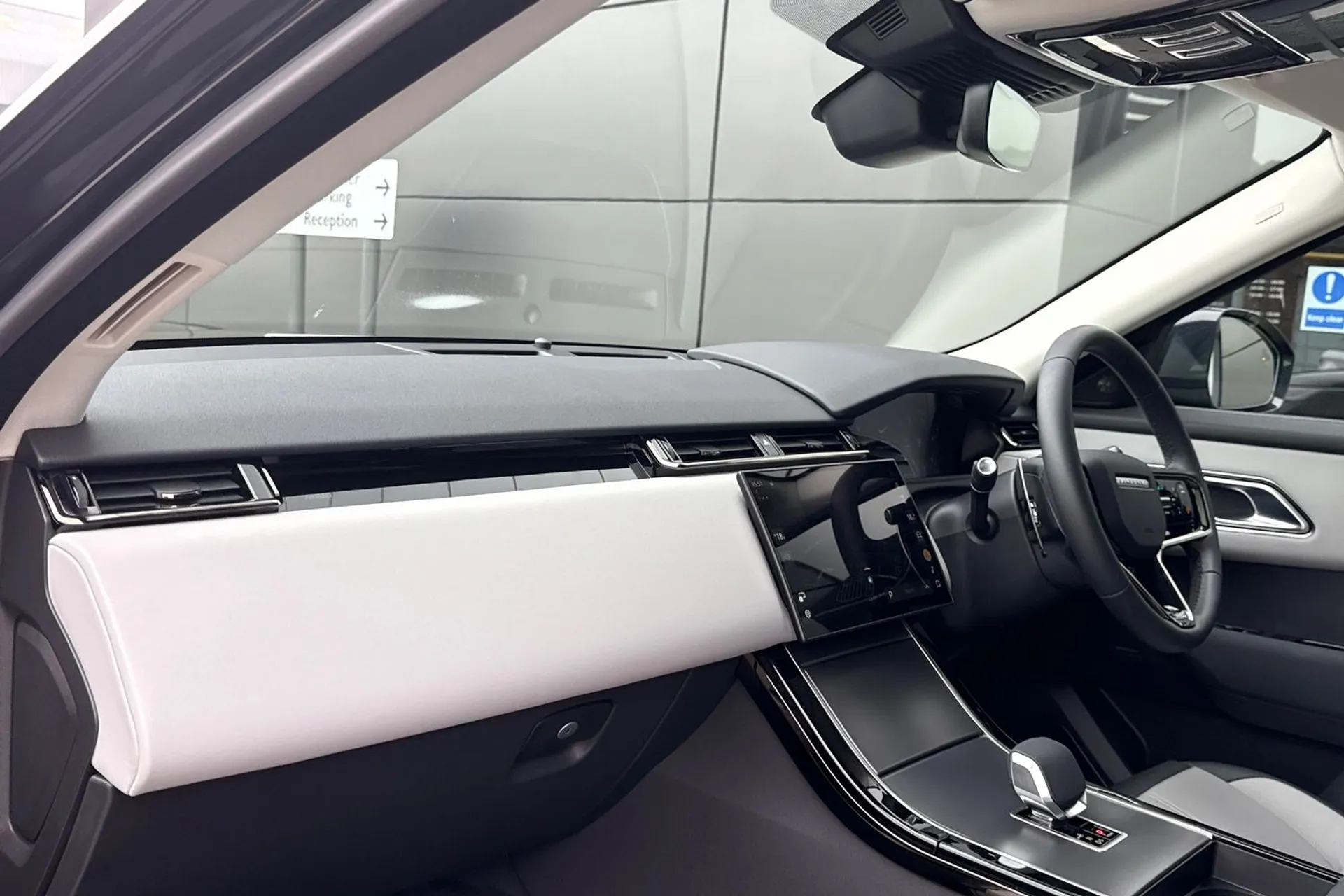 LAND ROVER RANGE ROVER VELAR thumbnail image number 40