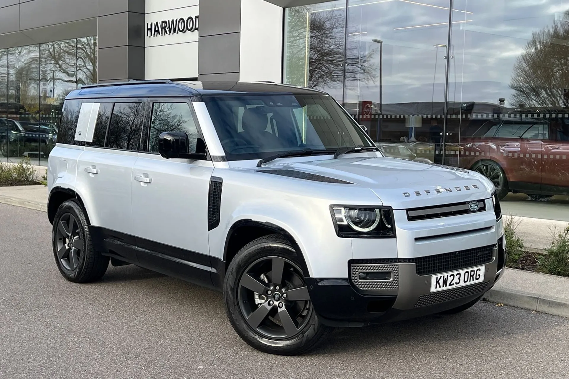 LAND ROVER DEFENDER focused image