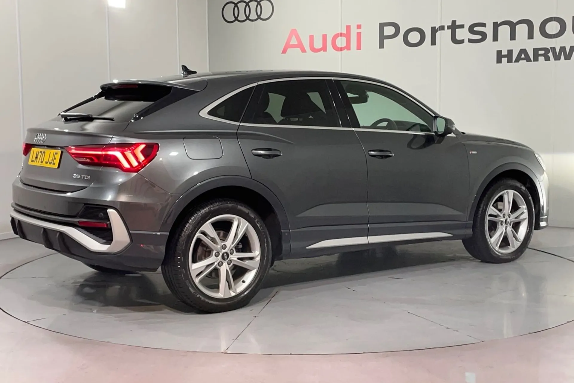 Audi Q3 thumbnail image number 12