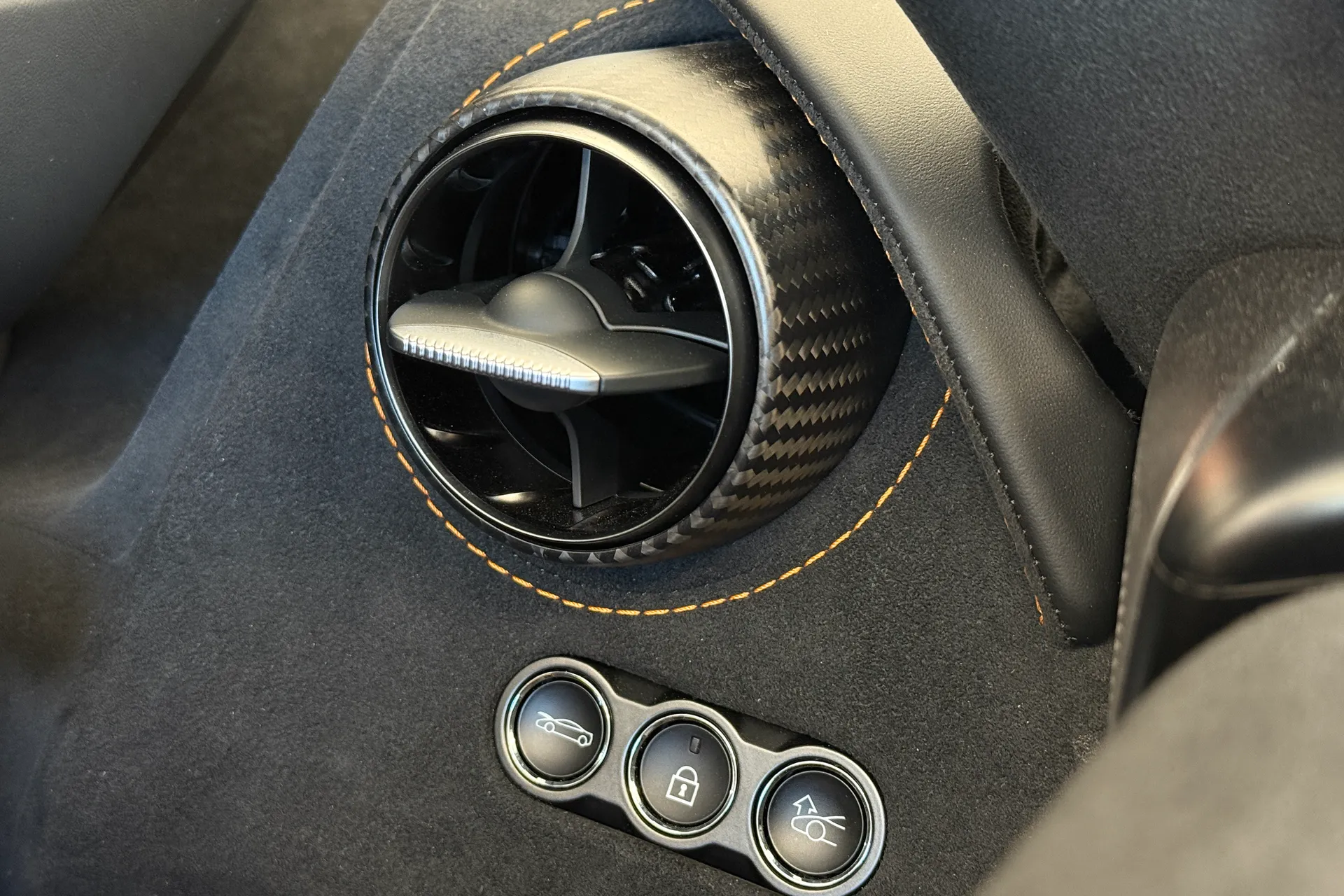 McLaren 750S thumbnail image number 13