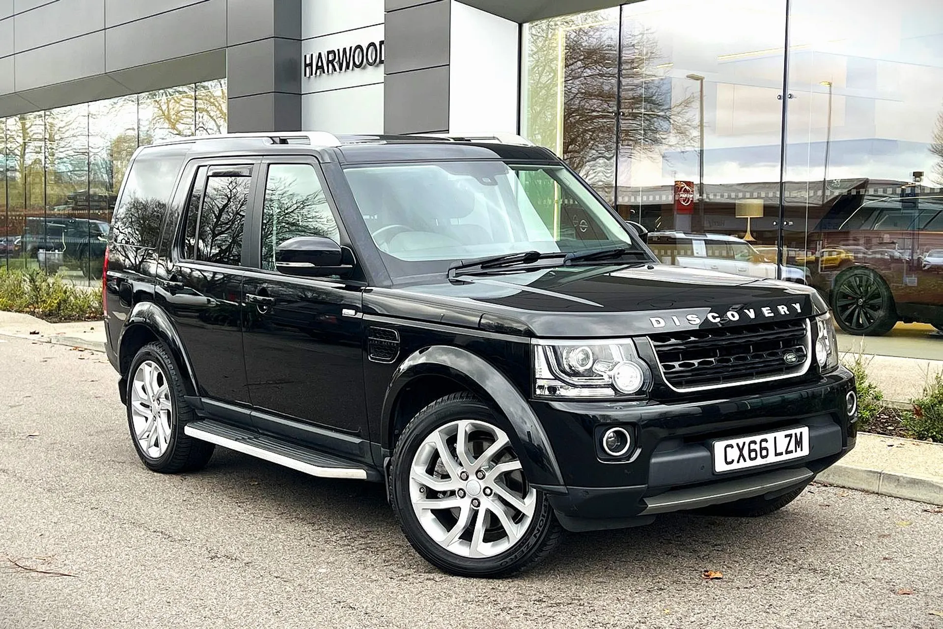 LAND ROVER DISCOVERY focused image