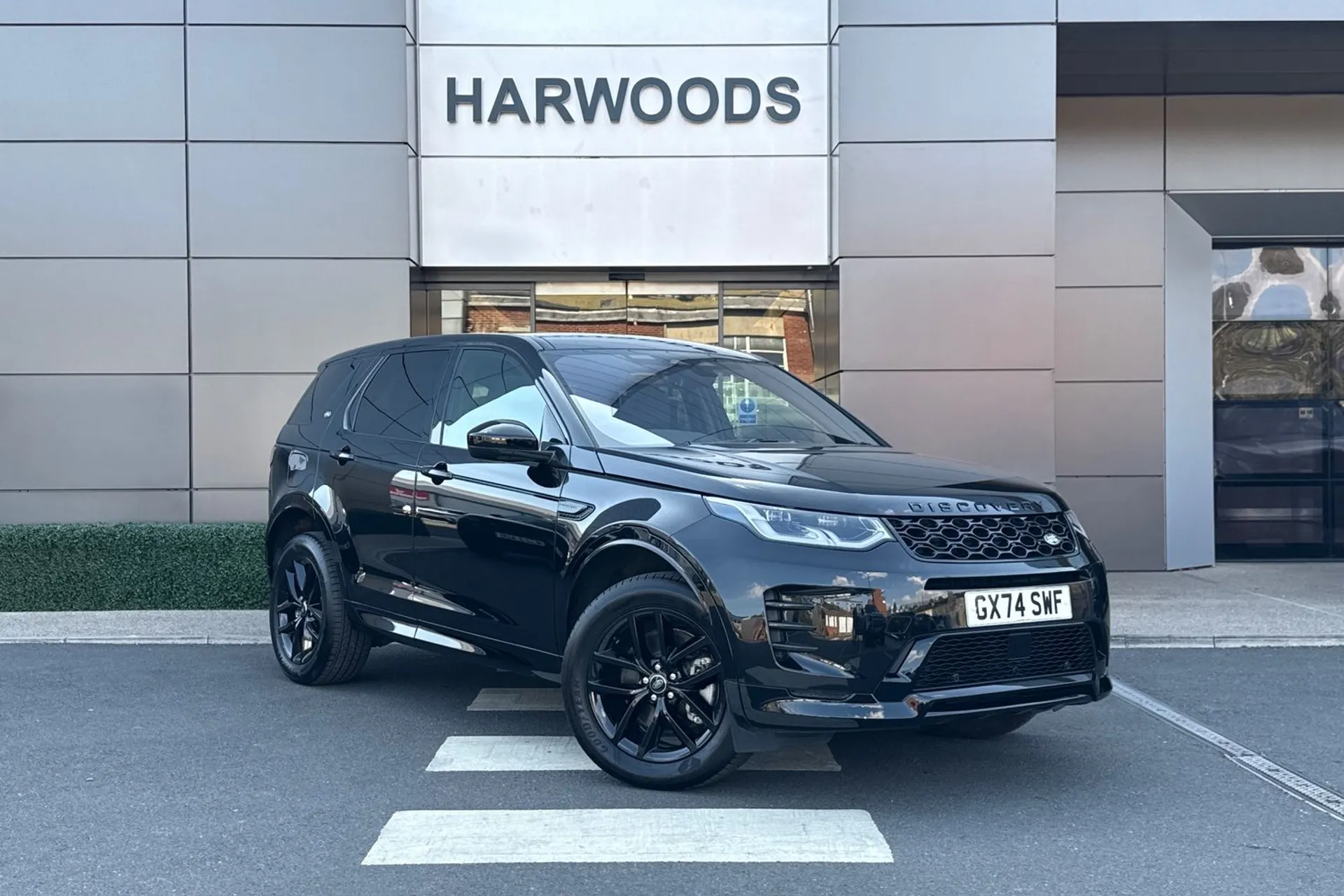 LAND ROVER DISCOVERY SPORT focused image