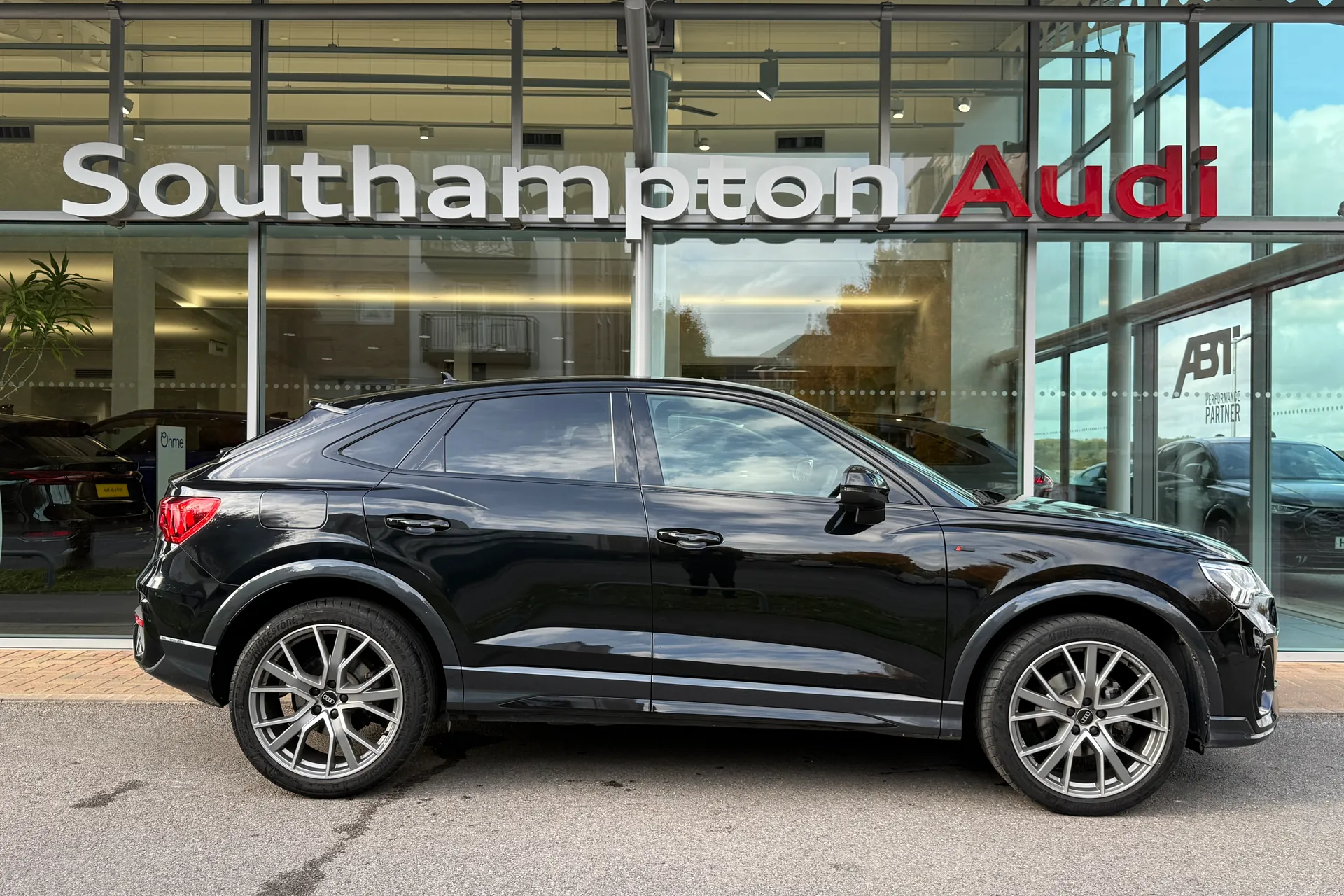 Audi Q3 thumbnail image number 2