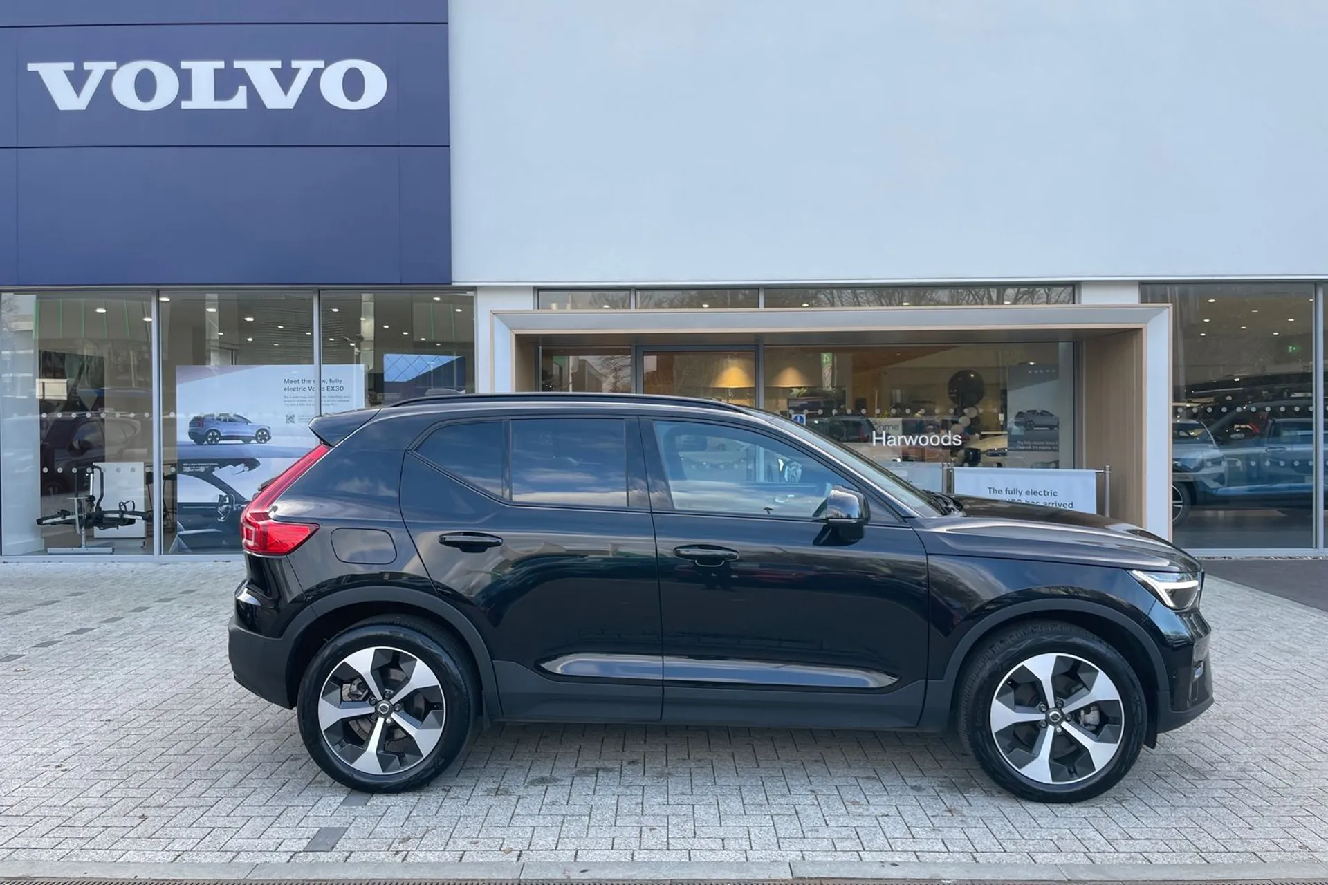 Volvo XC40 thumbnail image number 2