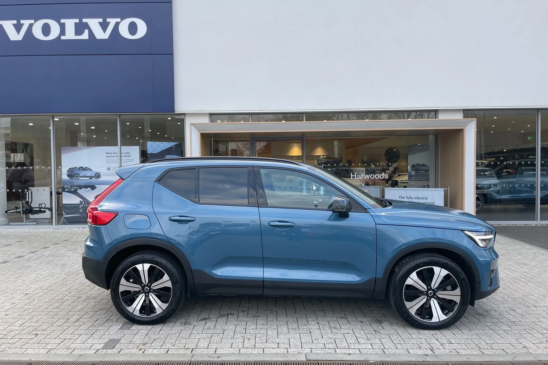 Volvo XC40 thumbnail image number 2