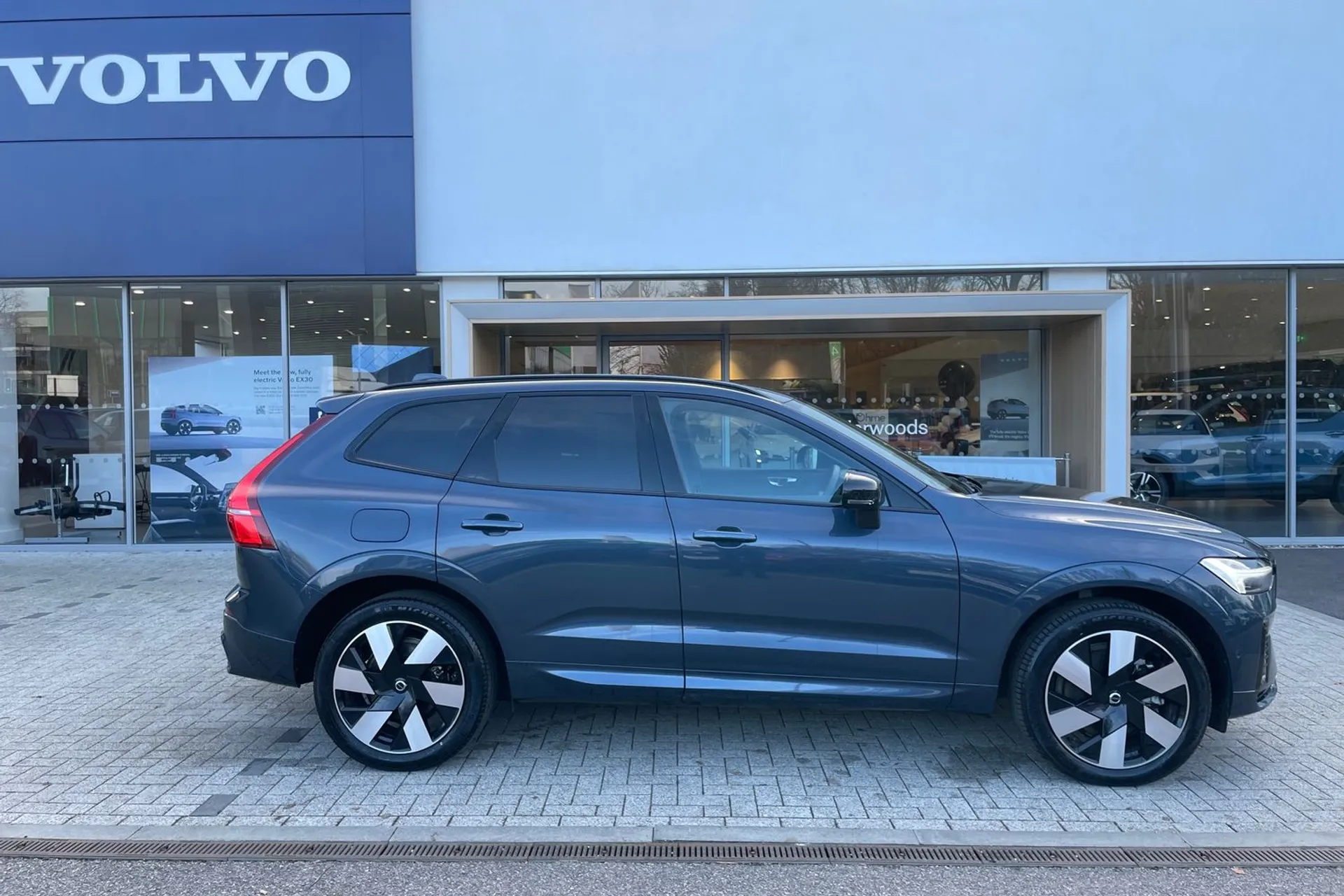 Volvo XC60 thumbnail image number 2