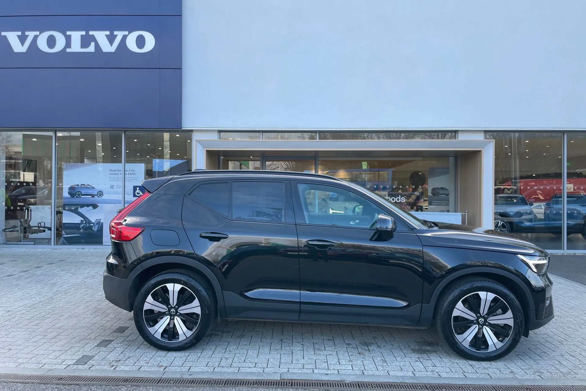 Volvo XC40 thumbnail image number 2