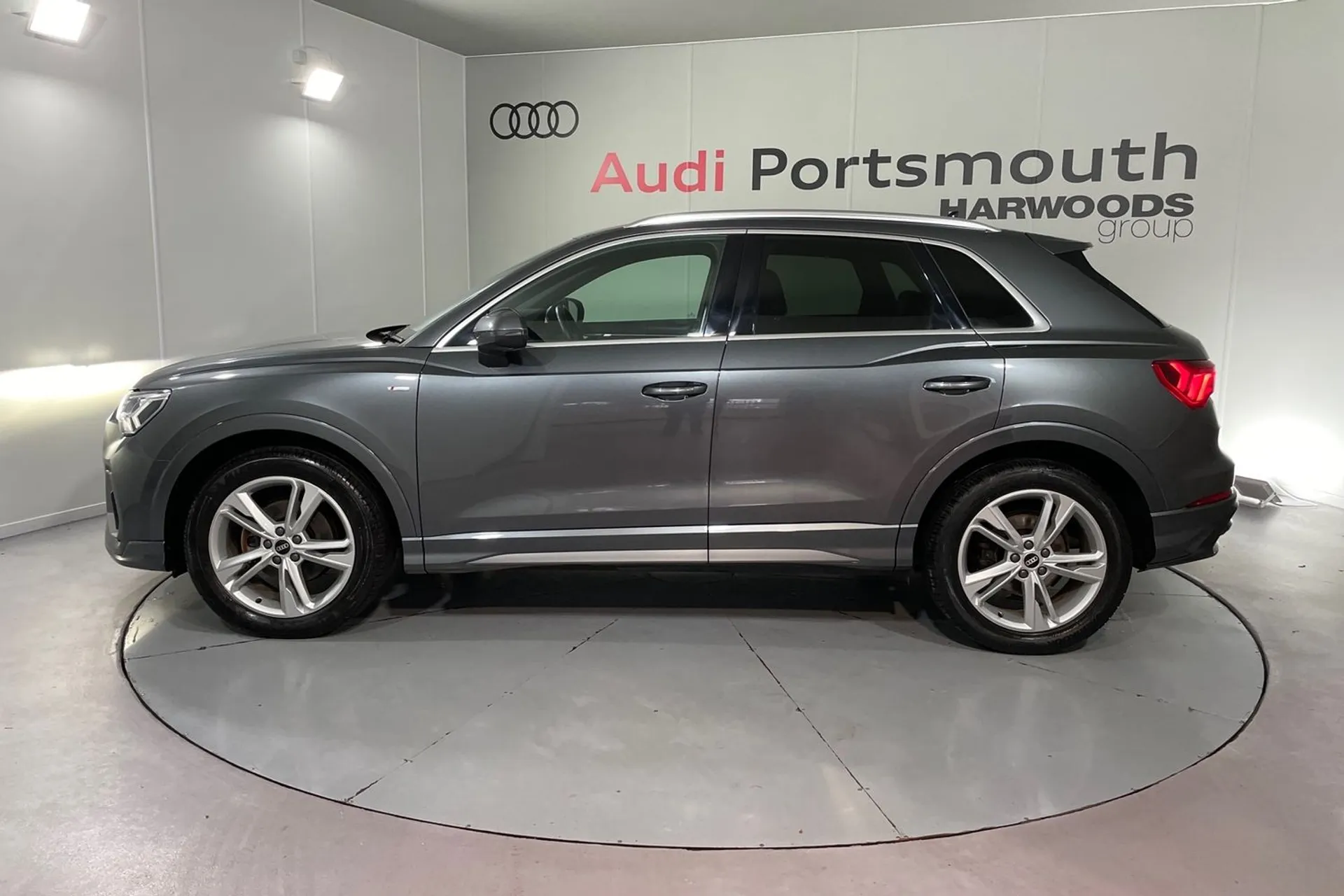 Audi Q3 thumbnail image number 11