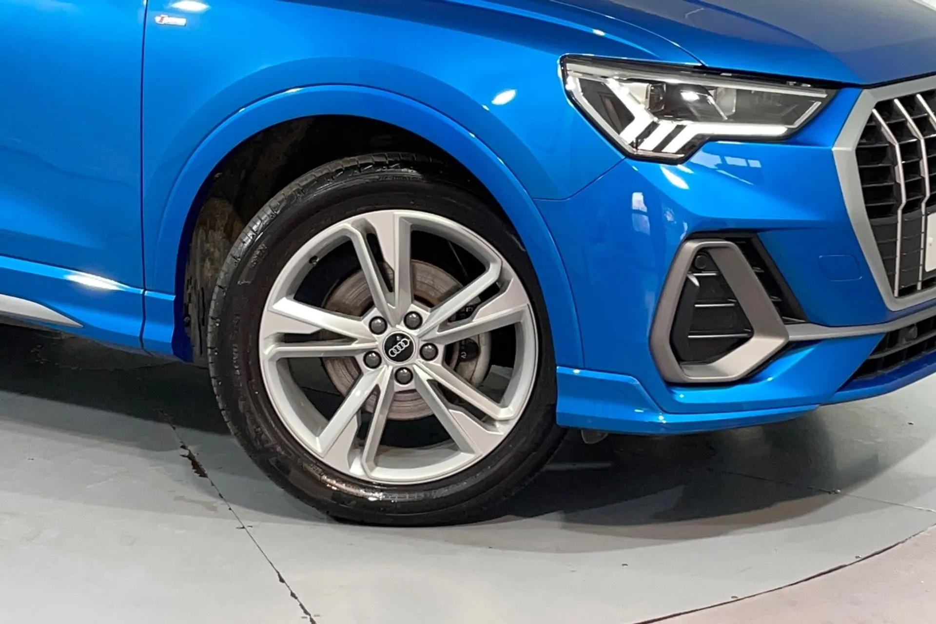 Audi Q3 thumbnail image number 11