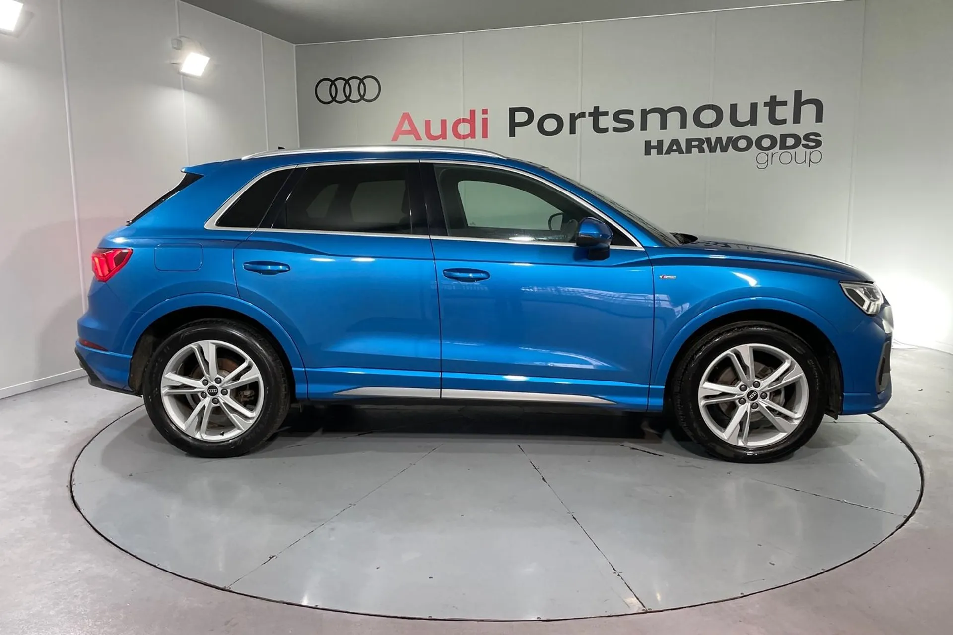 Audi Q3 thumbnail image number 2