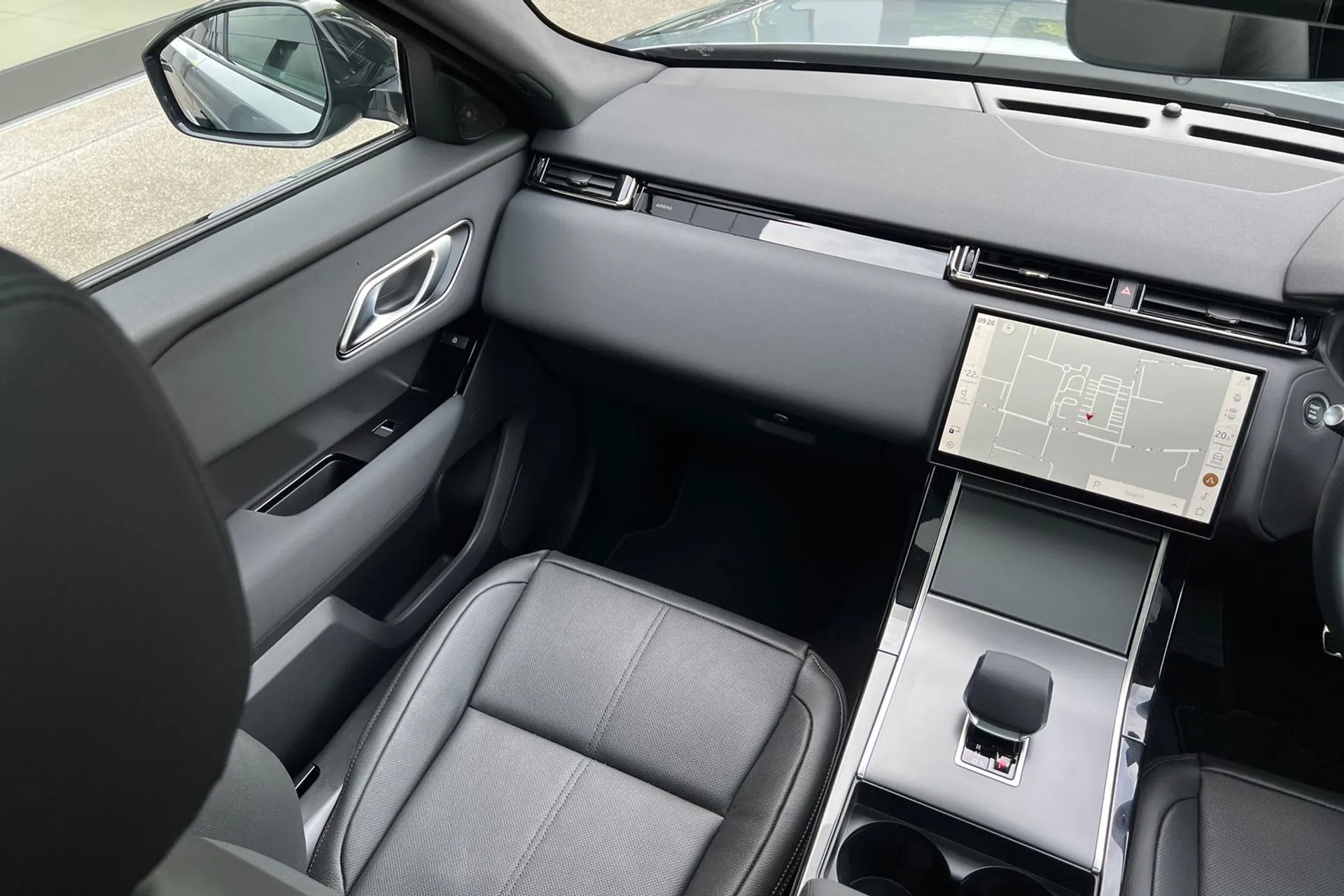 LAND ROVER RANGE ROVER VELAR thumbnail image number 27