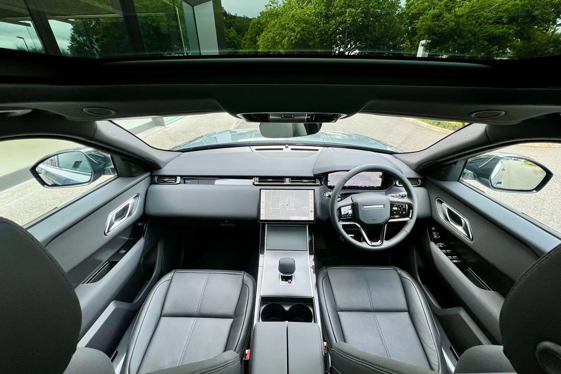 LAND ROVER RANGE ROVER VELAR thumbnail image number 3