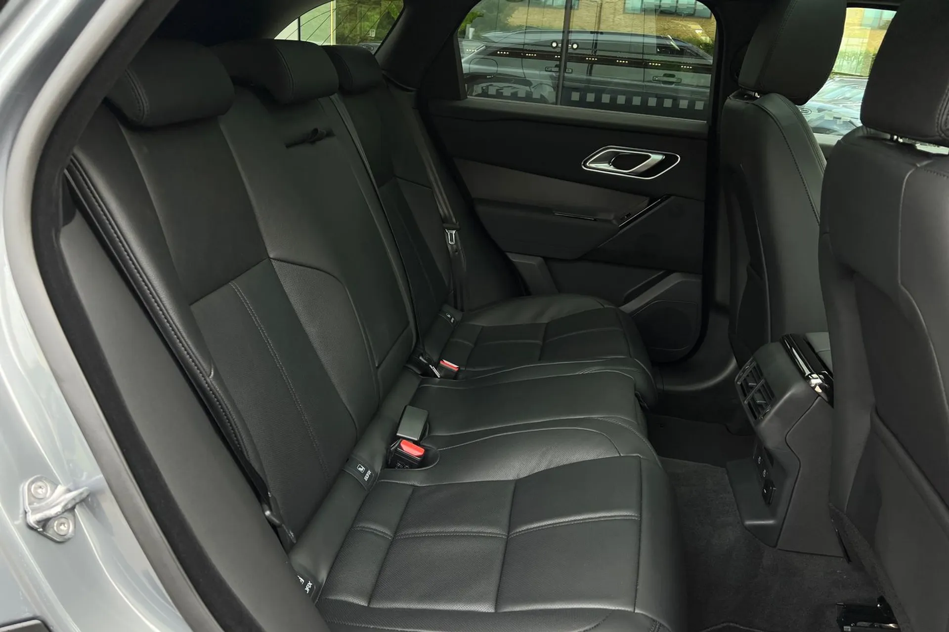 LAND ROVER RANGE ROVER VELAR thumbnail image number 38