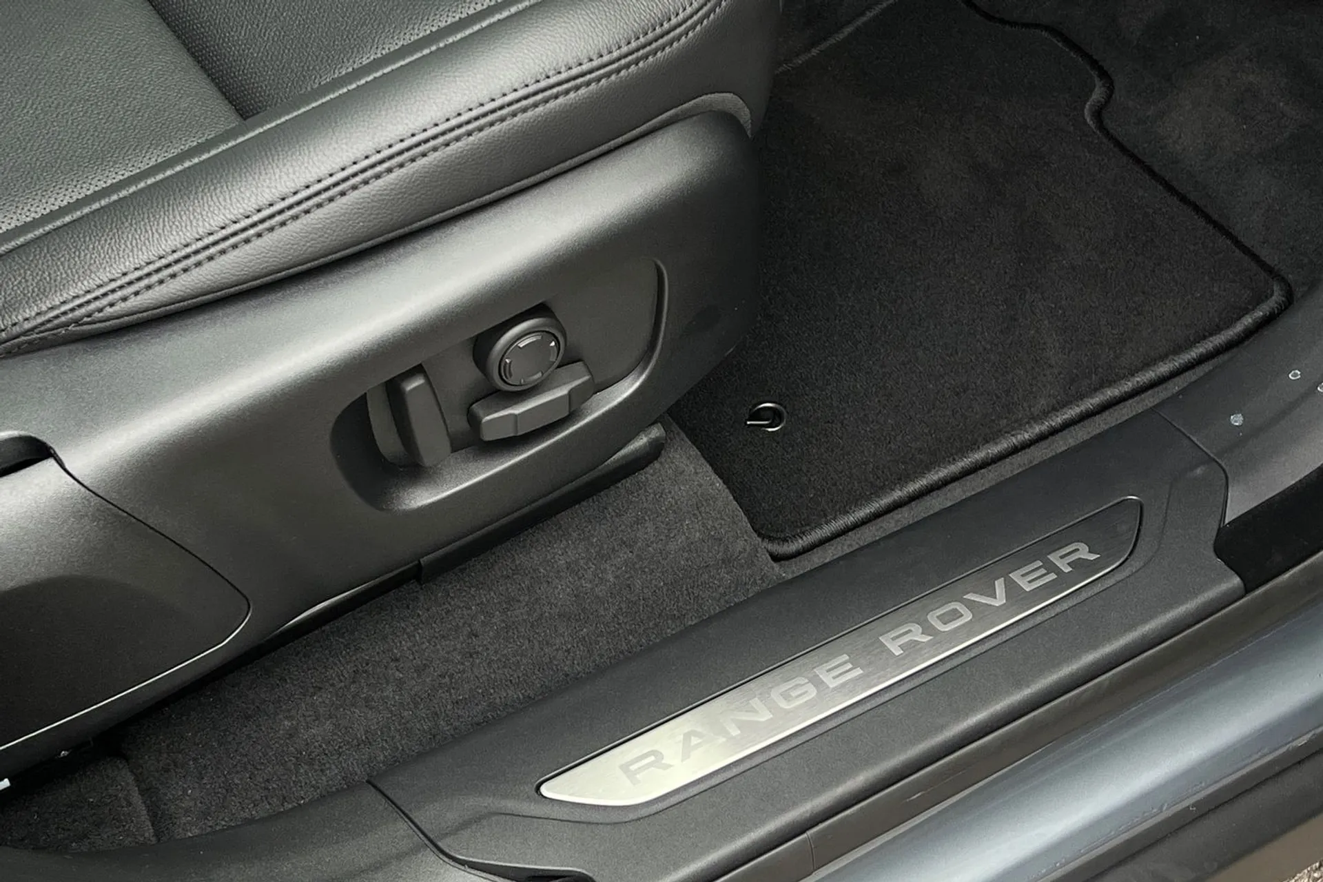 LAND ROVER RANGE ROVER VELAR thumbnail image number 42