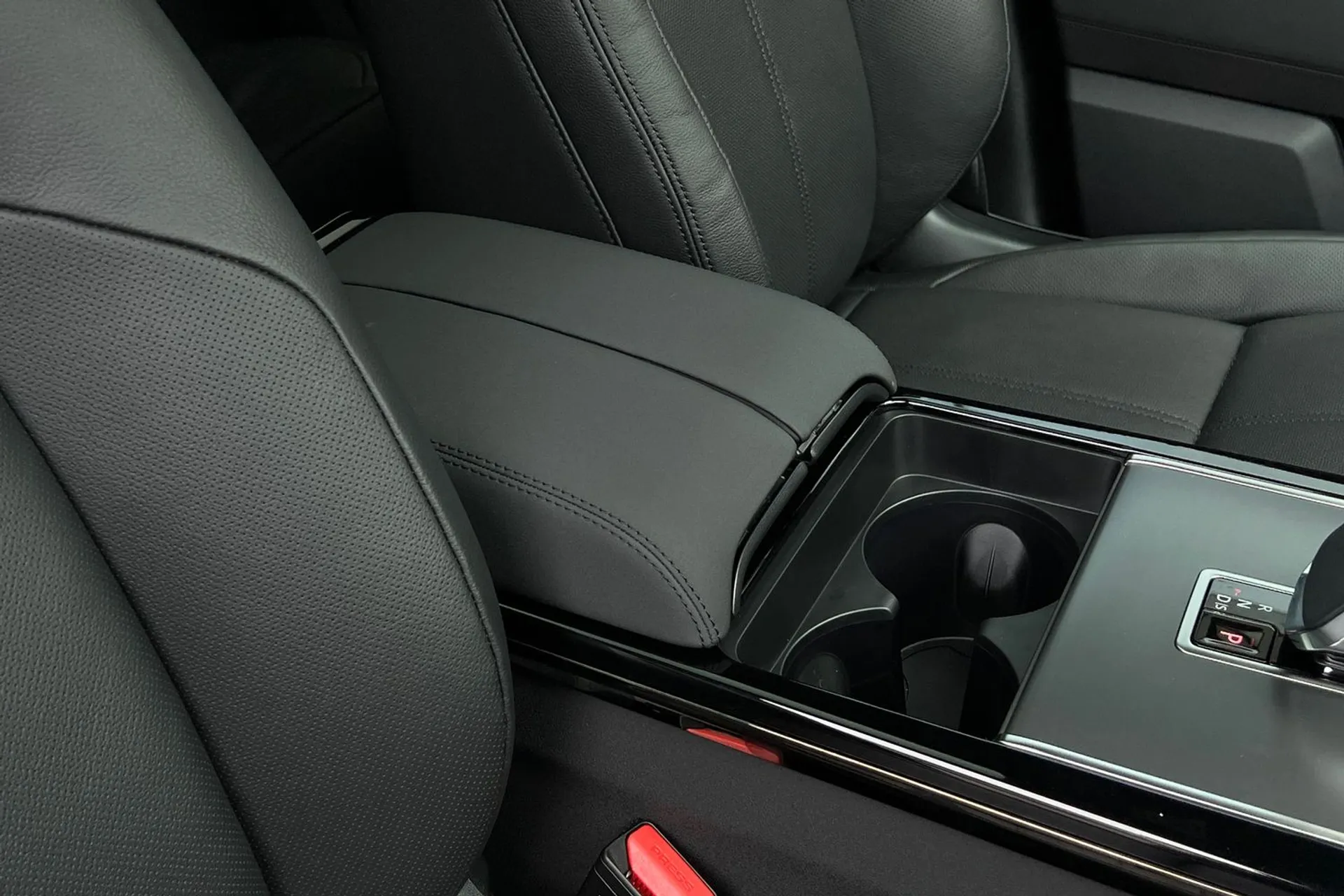 LAND ROVER RANGE ROVER VELAR thumbnail image number 45