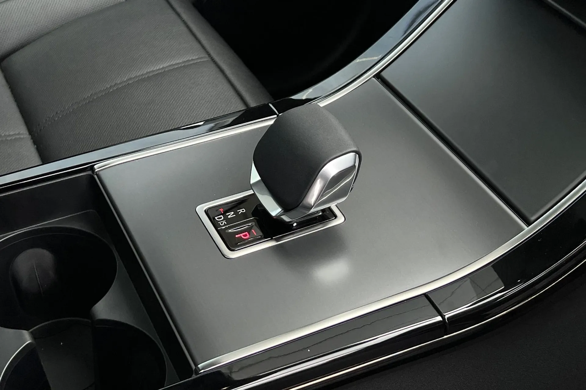 LAND ROVER RANGE ROVER VELAR thumbnail image number 28