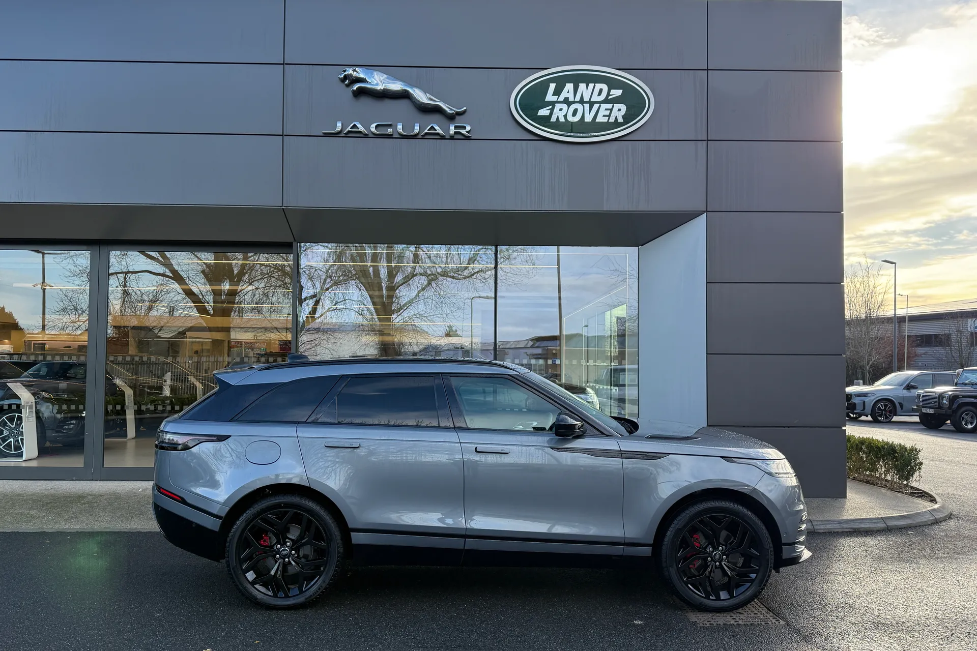 LAND ROVER RANGE ROVER VELAR thumbnail image number 2
