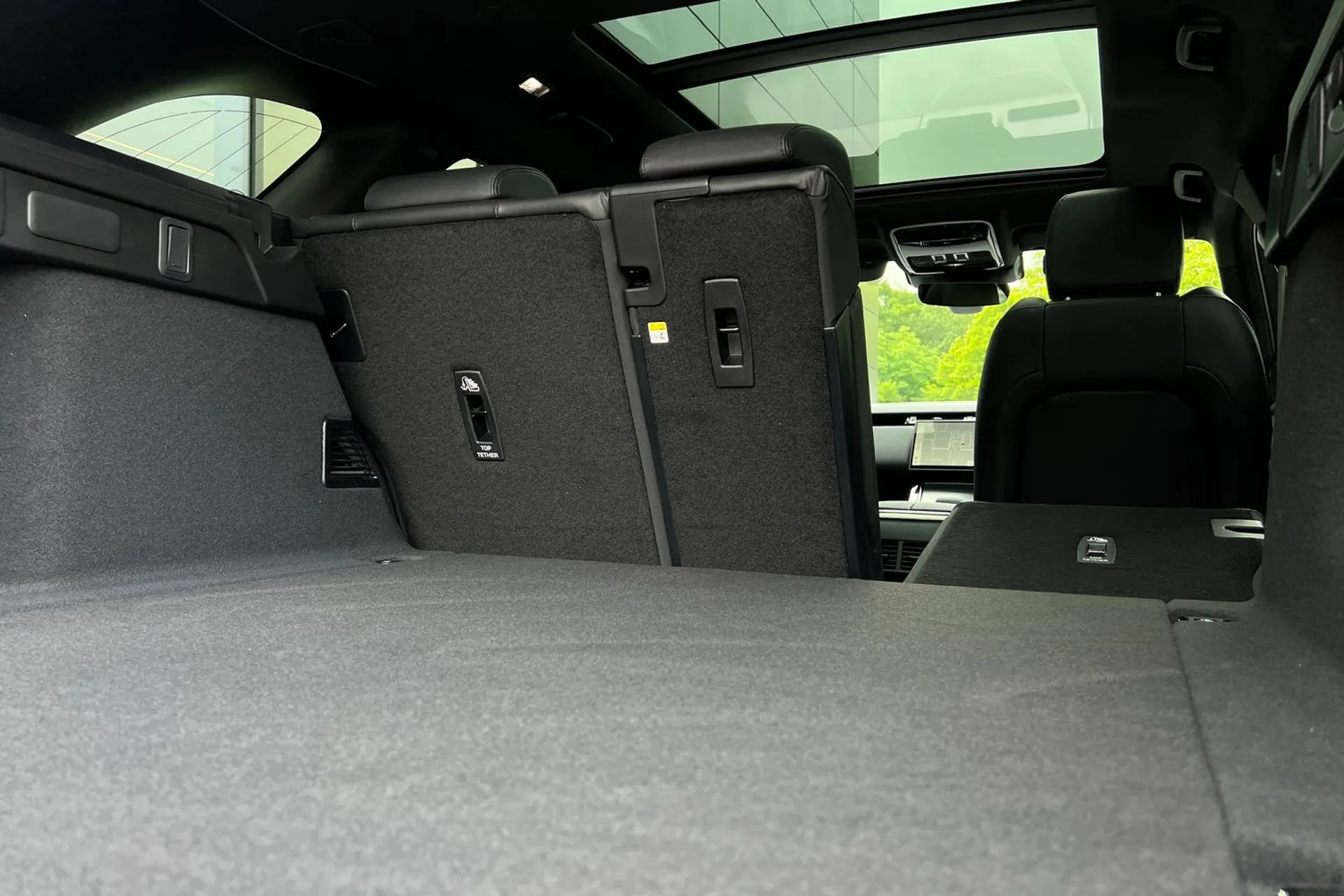 LAND ROVER RANGE ROVER VELAR thumbnail image number 36