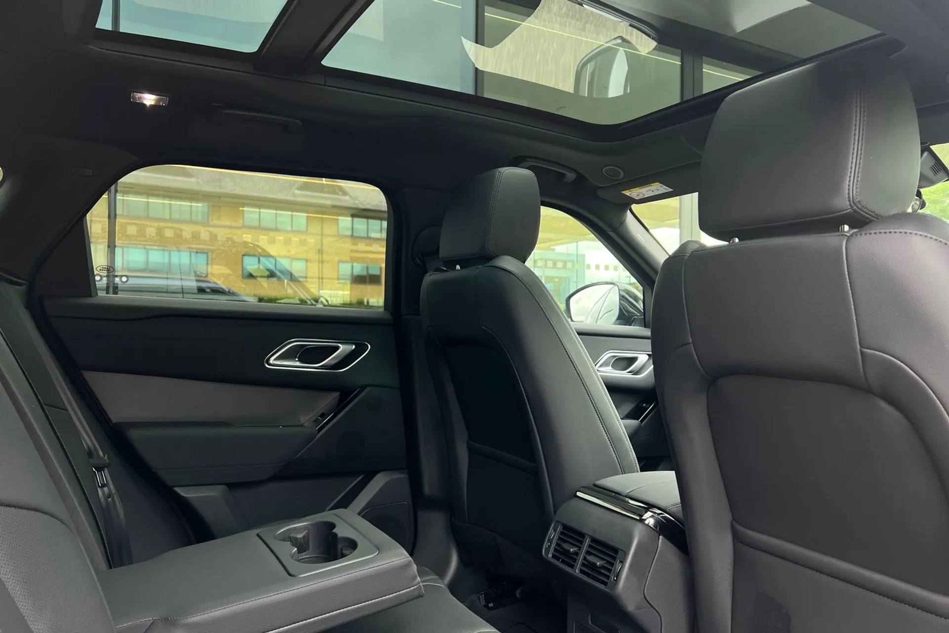 LAND ROVER RANGE ROVER VELAR thumbnail image number 39