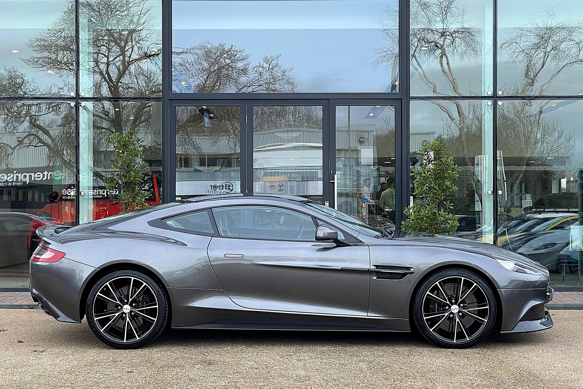 Aston Martin VANQUISH thumbnail image number 2