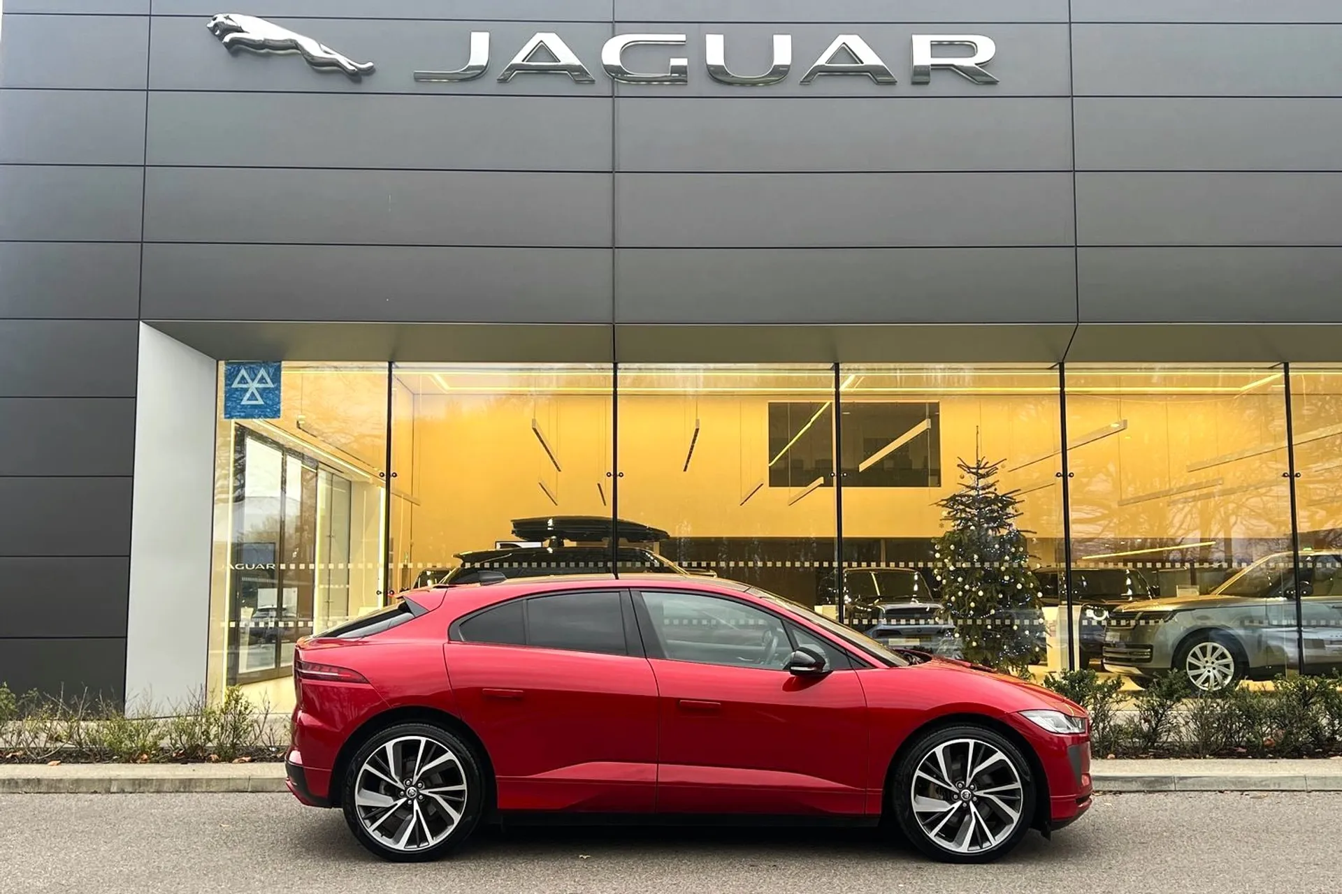 Jaguar I-PACE thumbnail image number 2