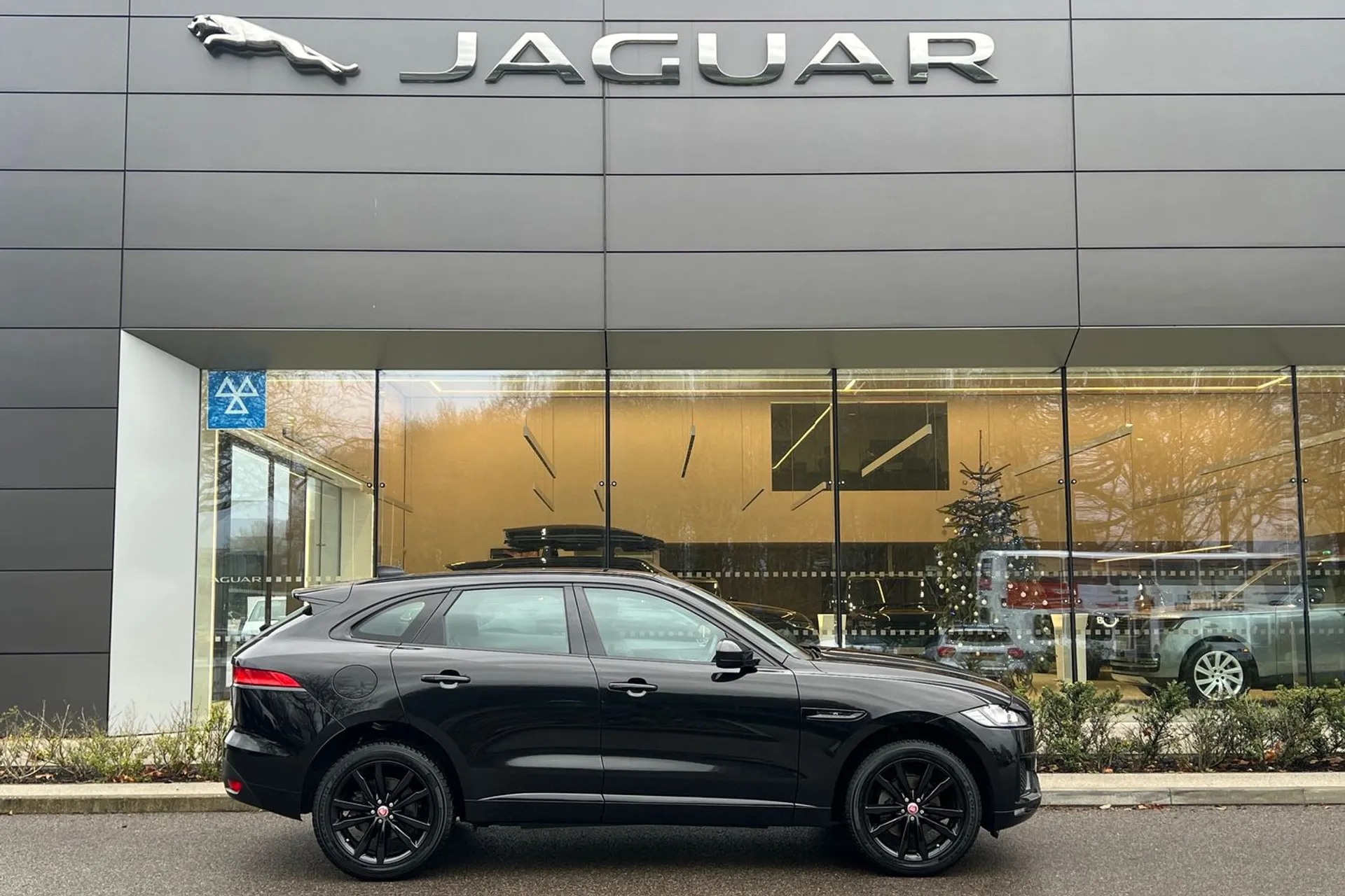 Jaguar F-PACE thumbnail image number 2