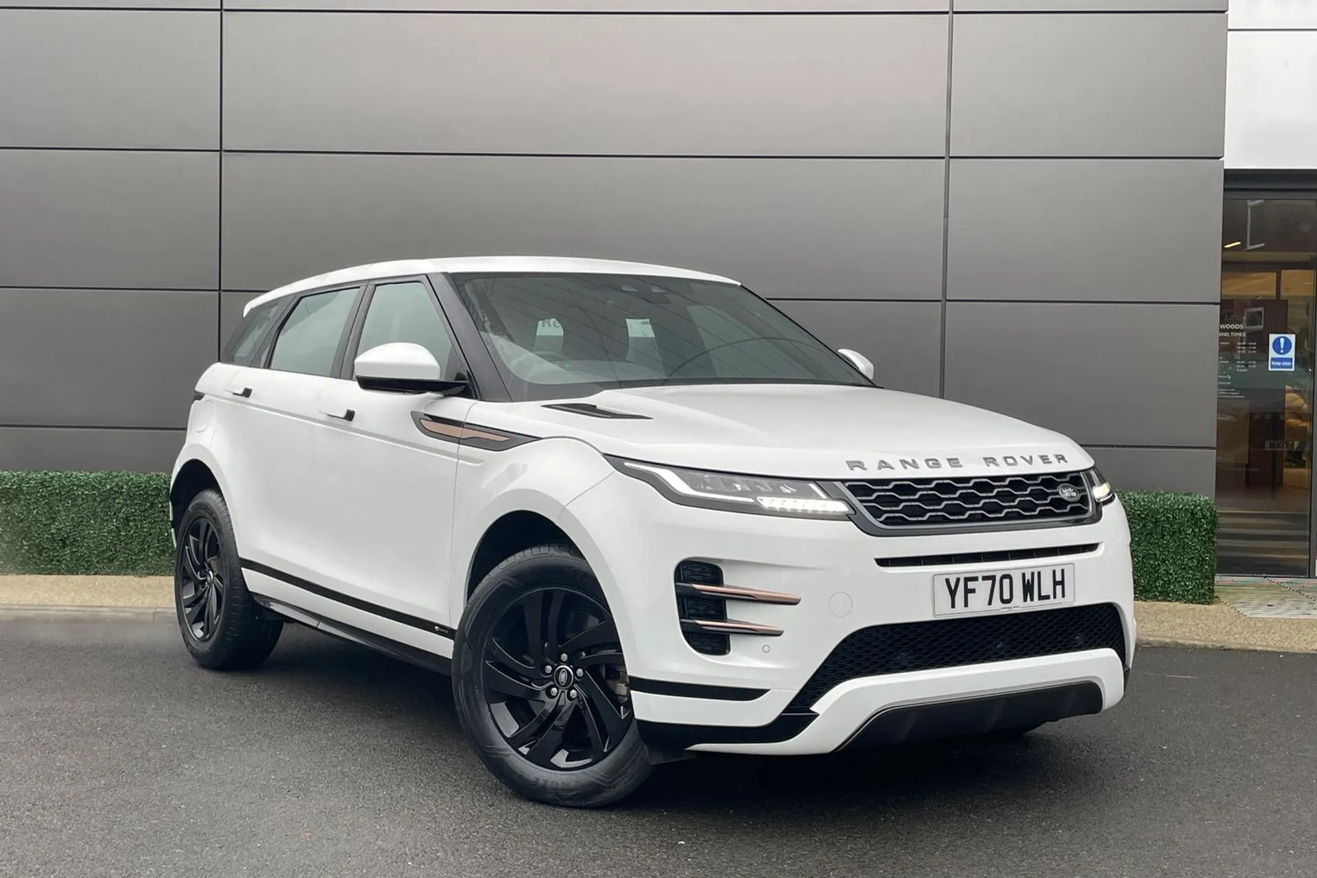 LAND ROVER RANGE ROVER EVOQUE focused image