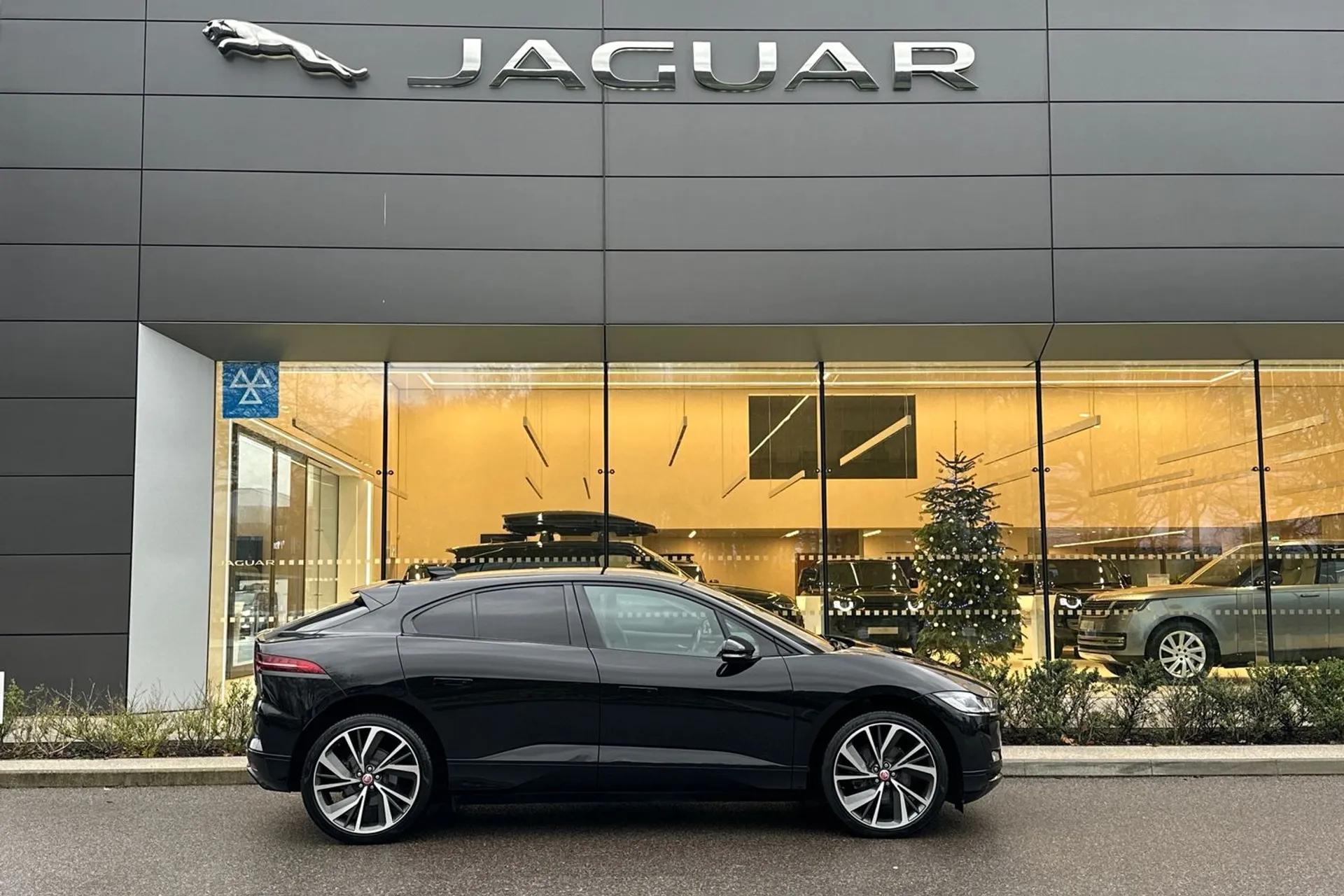 Jaguar I-PACE thumbnail image number 2