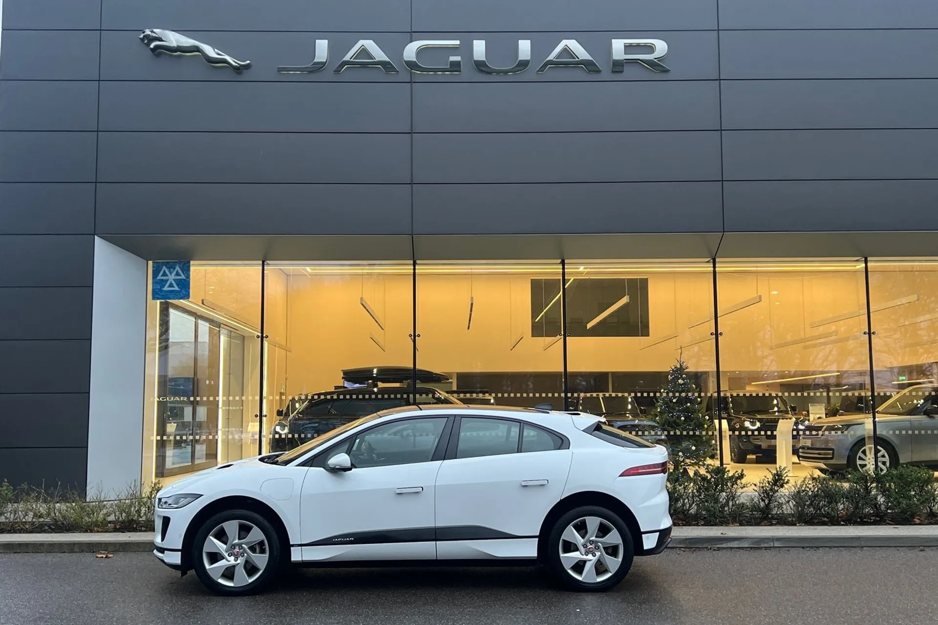 Jaguar I-PACE thumbnail image number 8