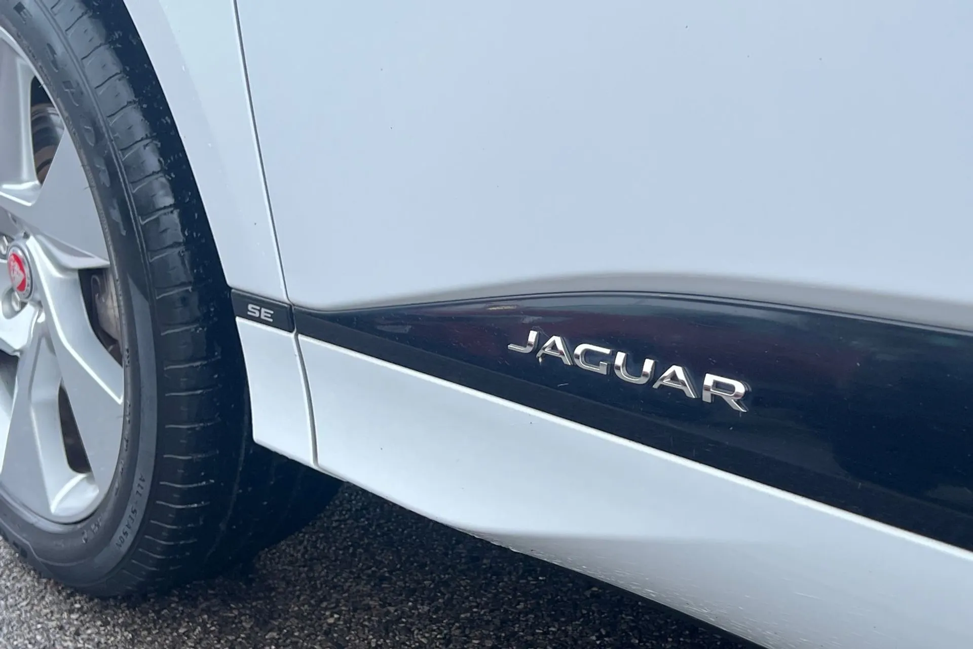 Jaguar I-PACE thumbnail image number 12