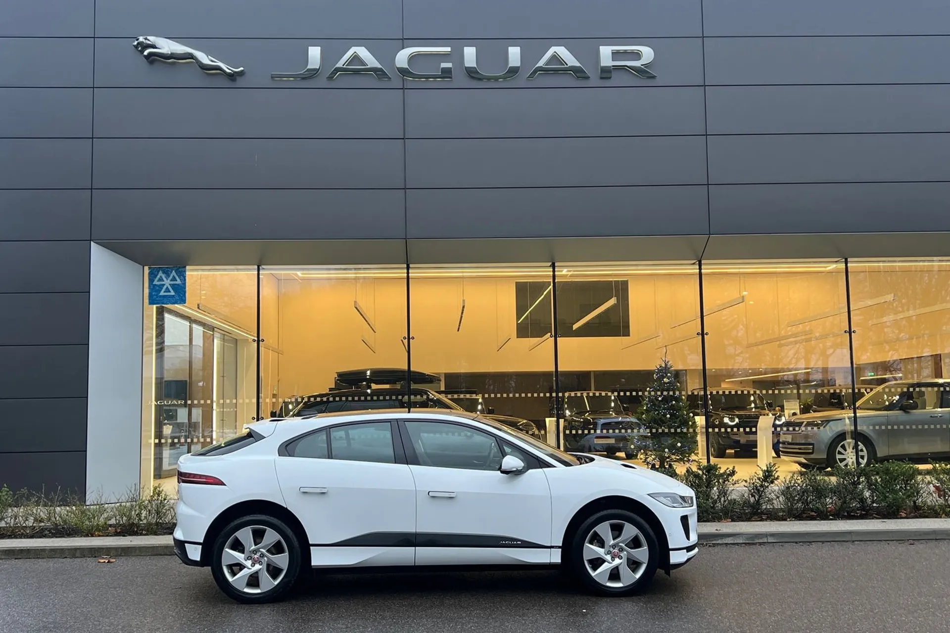 Jaguar I-PACE thumbnail image number 2