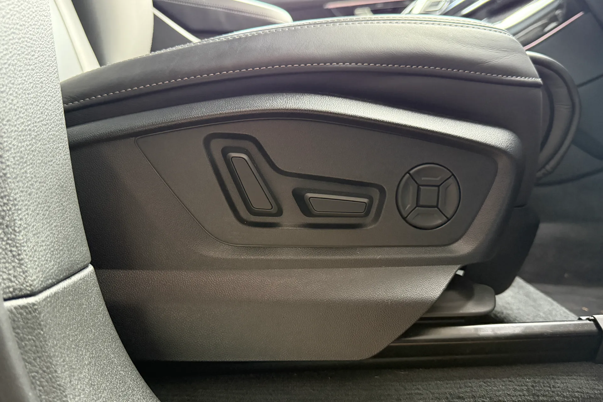 Audi Q7 thumbnail image number 12