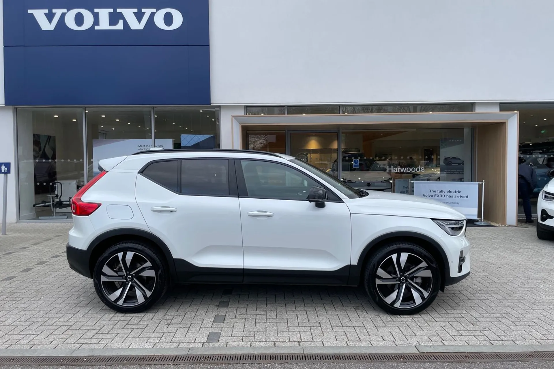 Volvo XC40 thumbnail image number 2