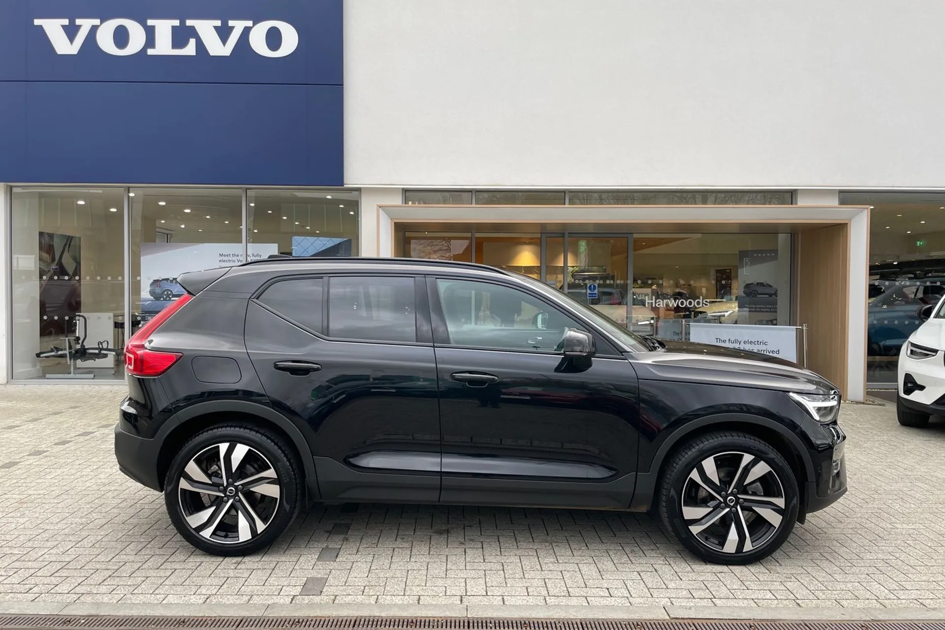 Volvo XC40 thumbnail image number 2