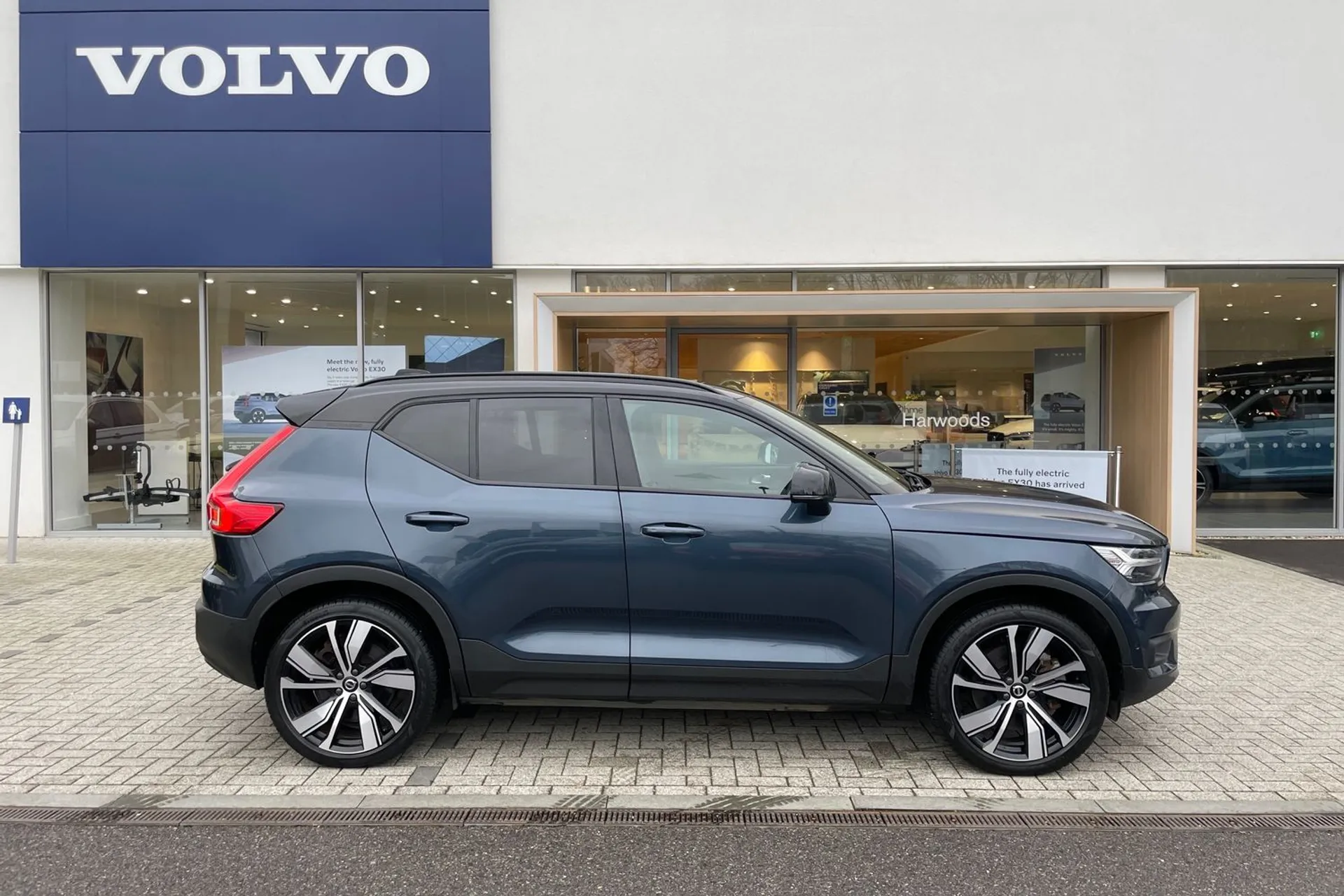 Volvo XC40 thumbnail image number 2